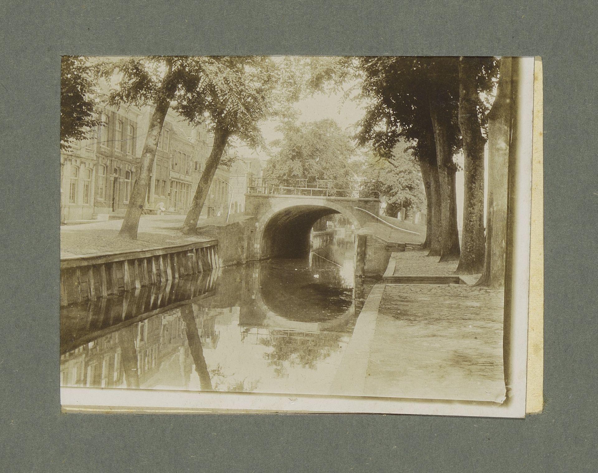 Gezicht op een brug over een gracht by G. Hidderley