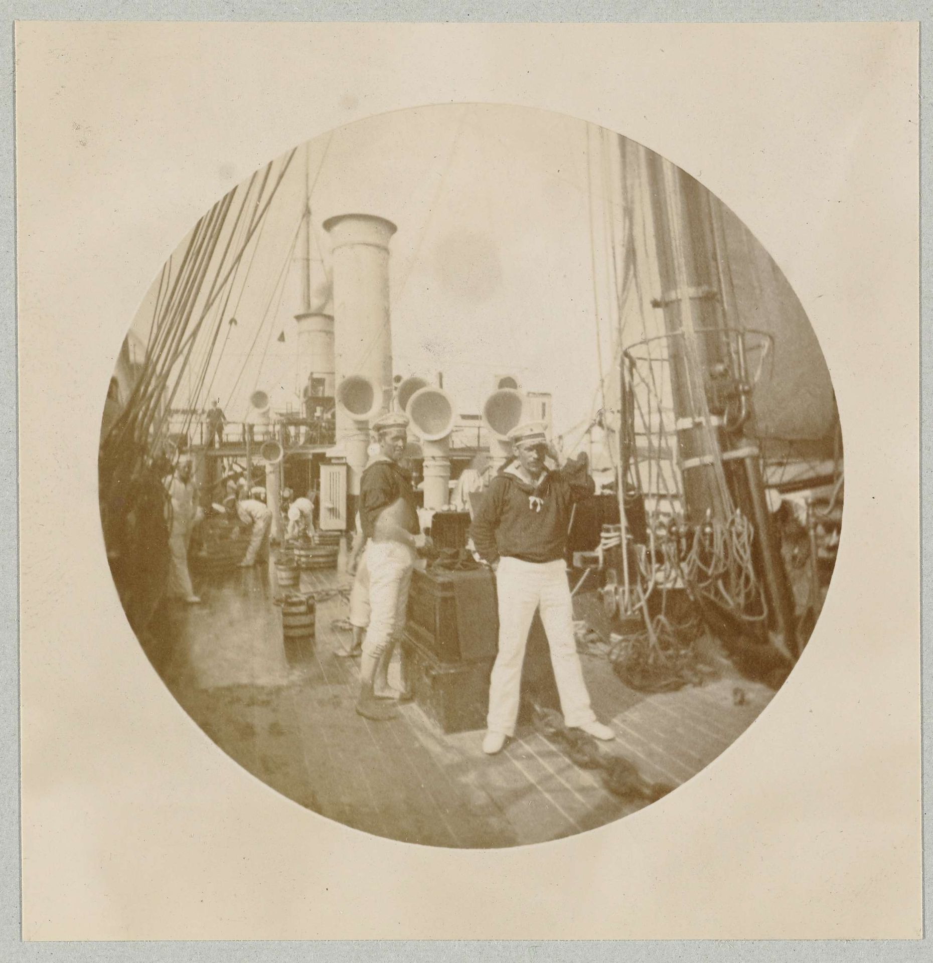 Matrozen aan het werk op het zeilschip de Hohenzollern by Paul Güssfeldt