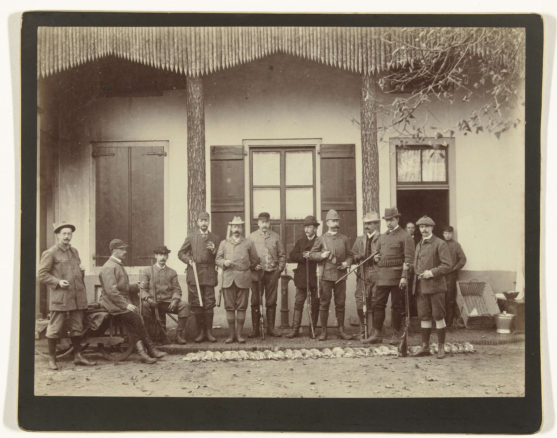 Groepsportret van jagers en helpers, o.a. Henry Pauw van Wieldrecht en Maarten Pauw van Wieldrecht, met het geschoten wild aan hun voeten by Henry Pauw van Wieldrecht