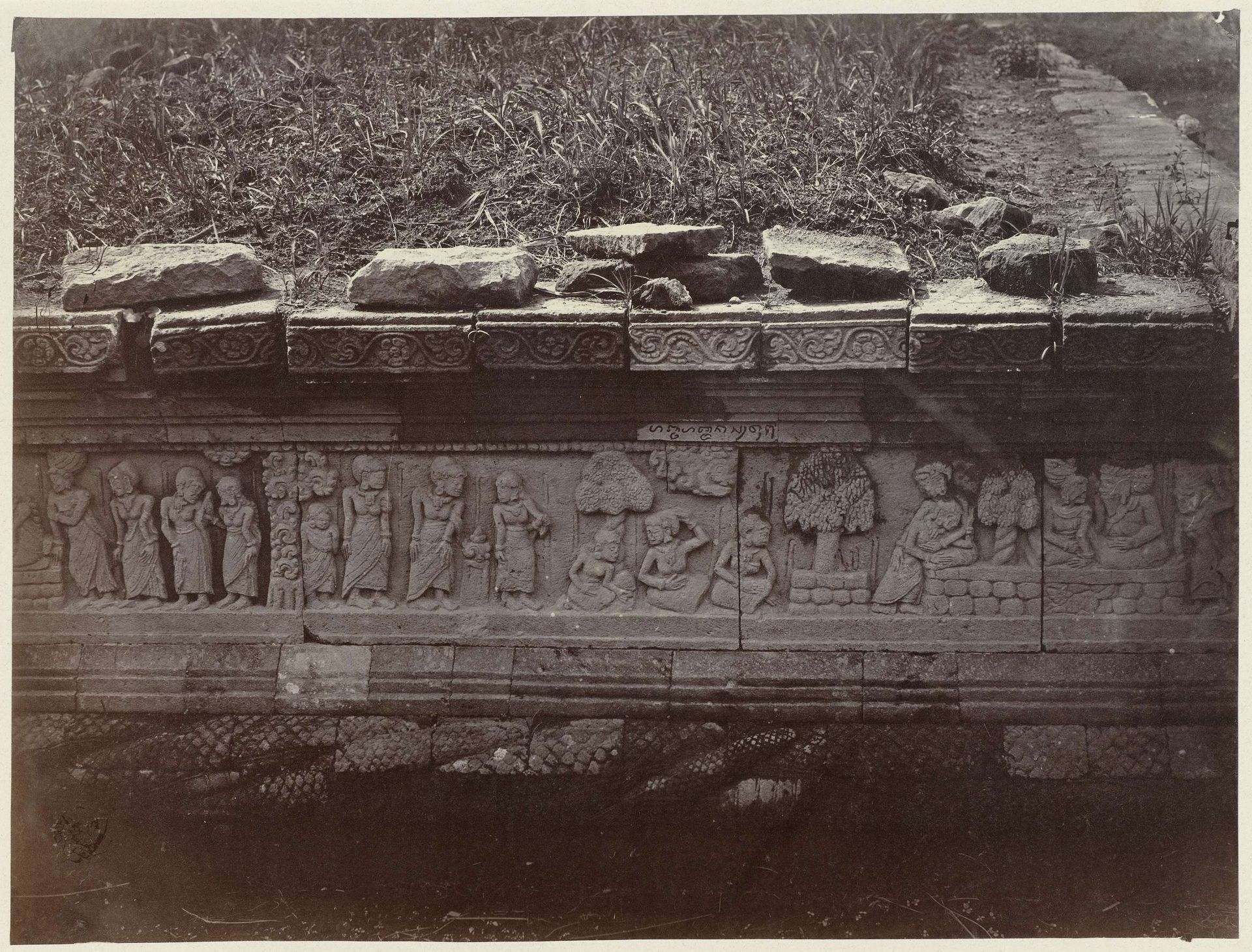 Basreliëf op het pendopo voetstuk aan de zuidzijde van  Candi Panataran. by Isidore Kinsbergen