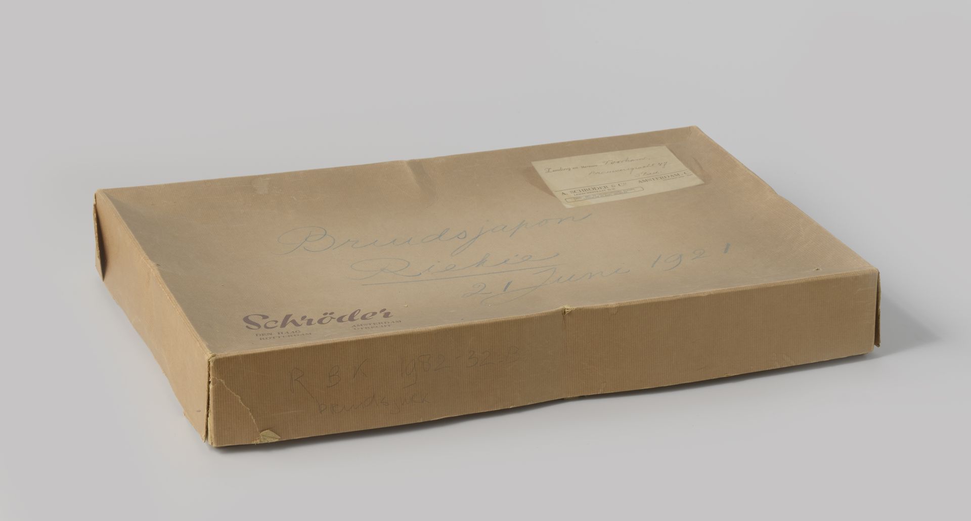 Doos van karton waarop gedrukt 'A. Schröder & Co./ Leidschestraat 32-6' en geschreven 'Bruidsjapon Riekie 21 juni 1921' by A. Schröder