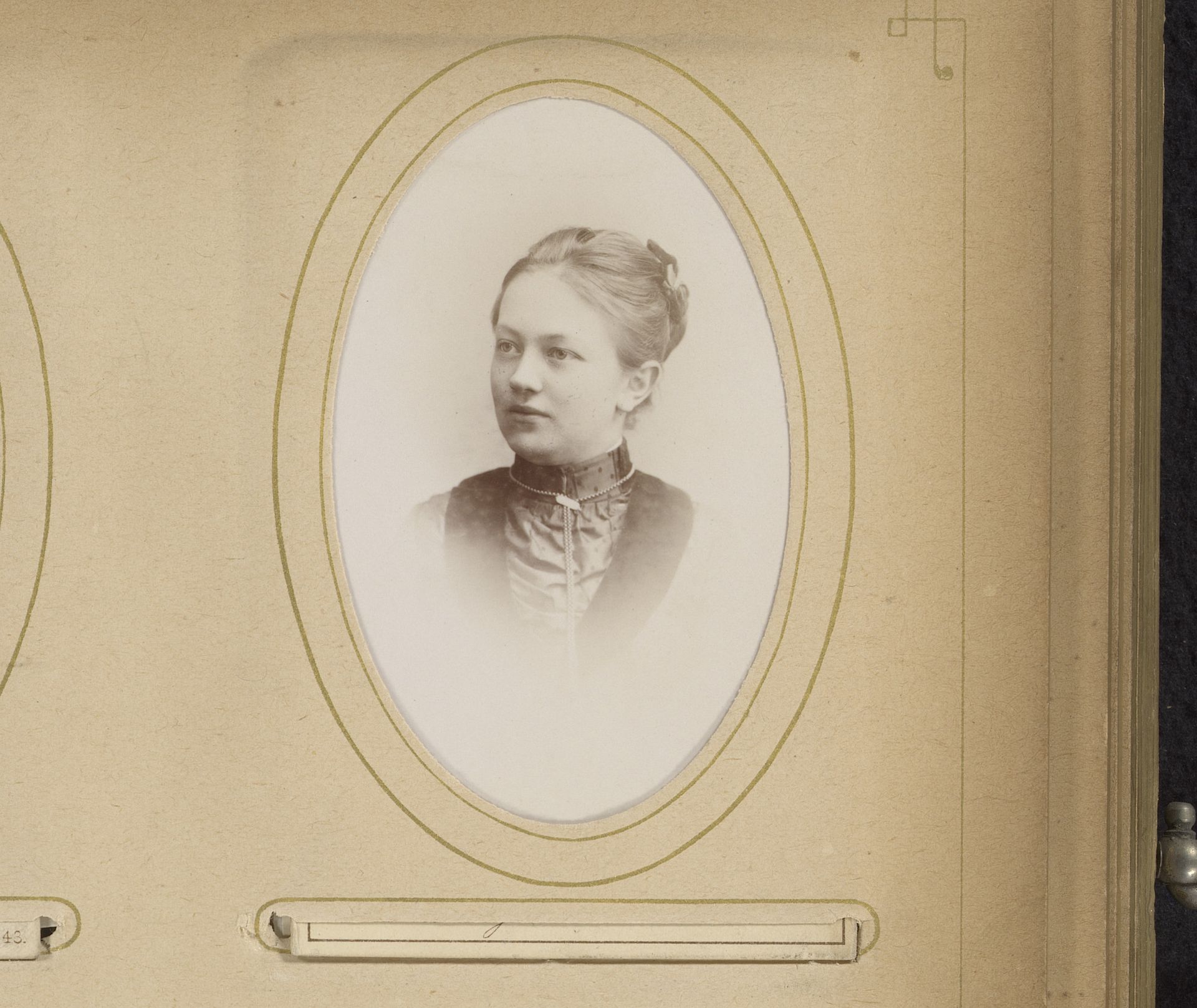 Portret van een jonge vrouw by Max Büttinghausen