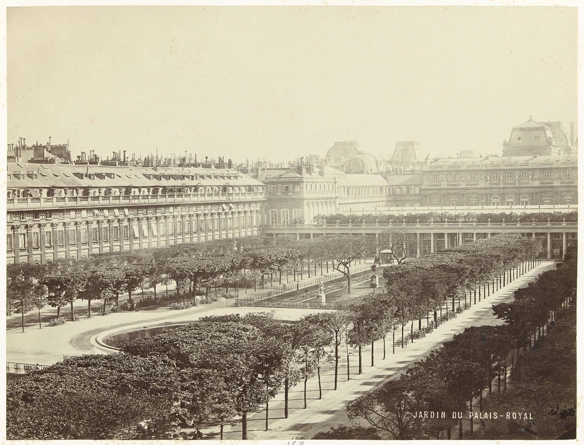 Tuin van het Palais-Royal te Parijs by Achille Quinet