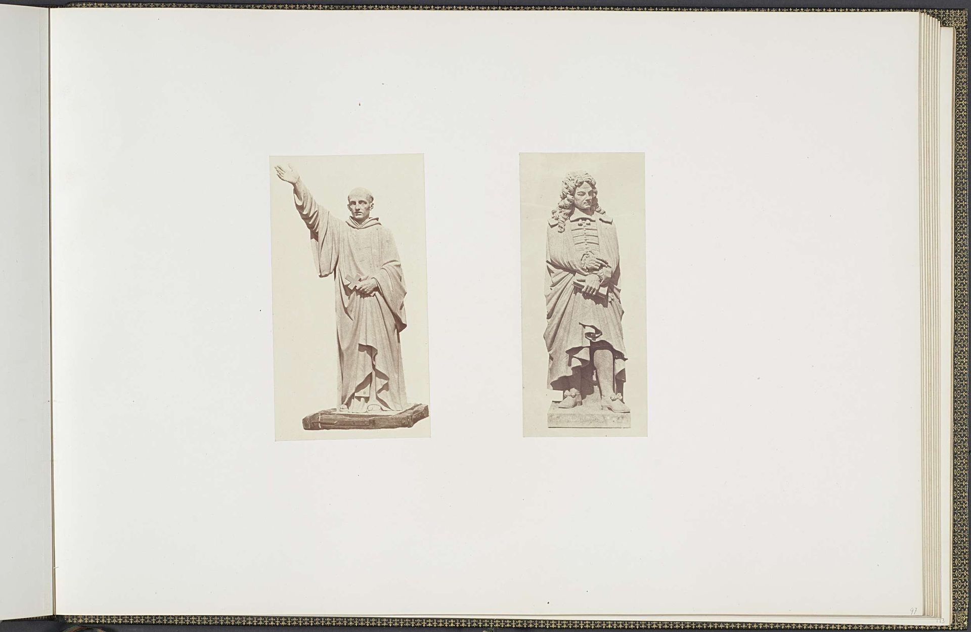 Gipsmodellen voor beeldhouwwerken op het Palais du Louvre: links "Saint Bernard" door François Jouffroy en rechts "La Bruyère" door Joseph Stanislas Lescorné by Edouard Baldus