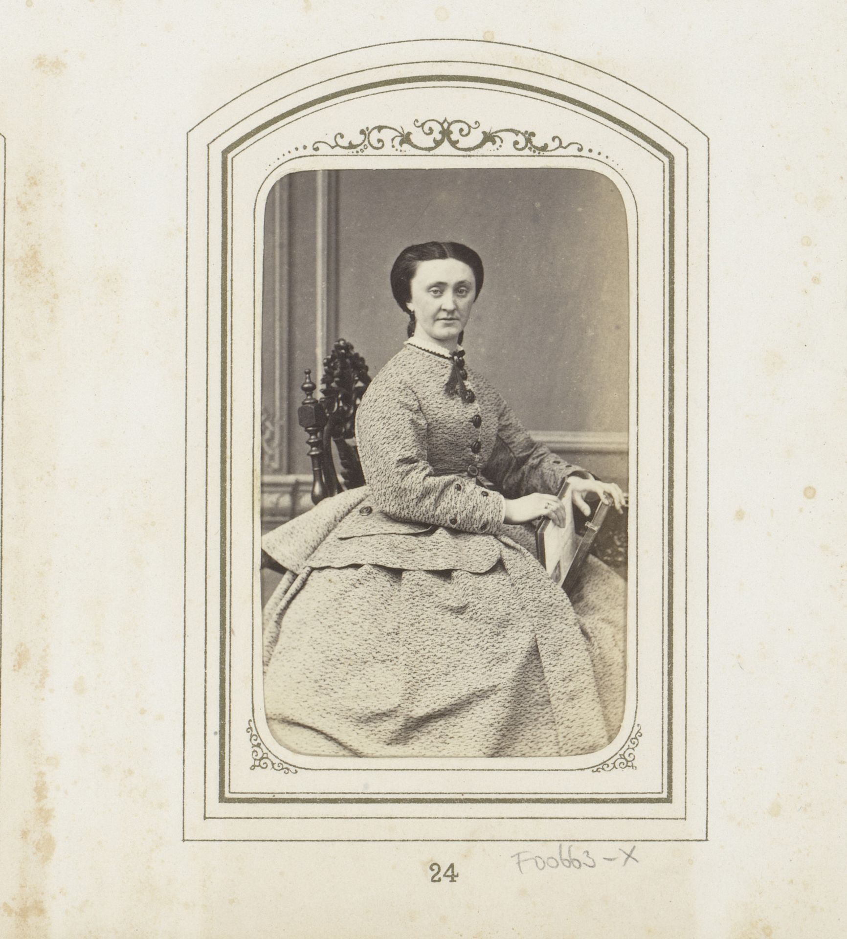 Portret van een zittende vrouw by Eduard Fuchs