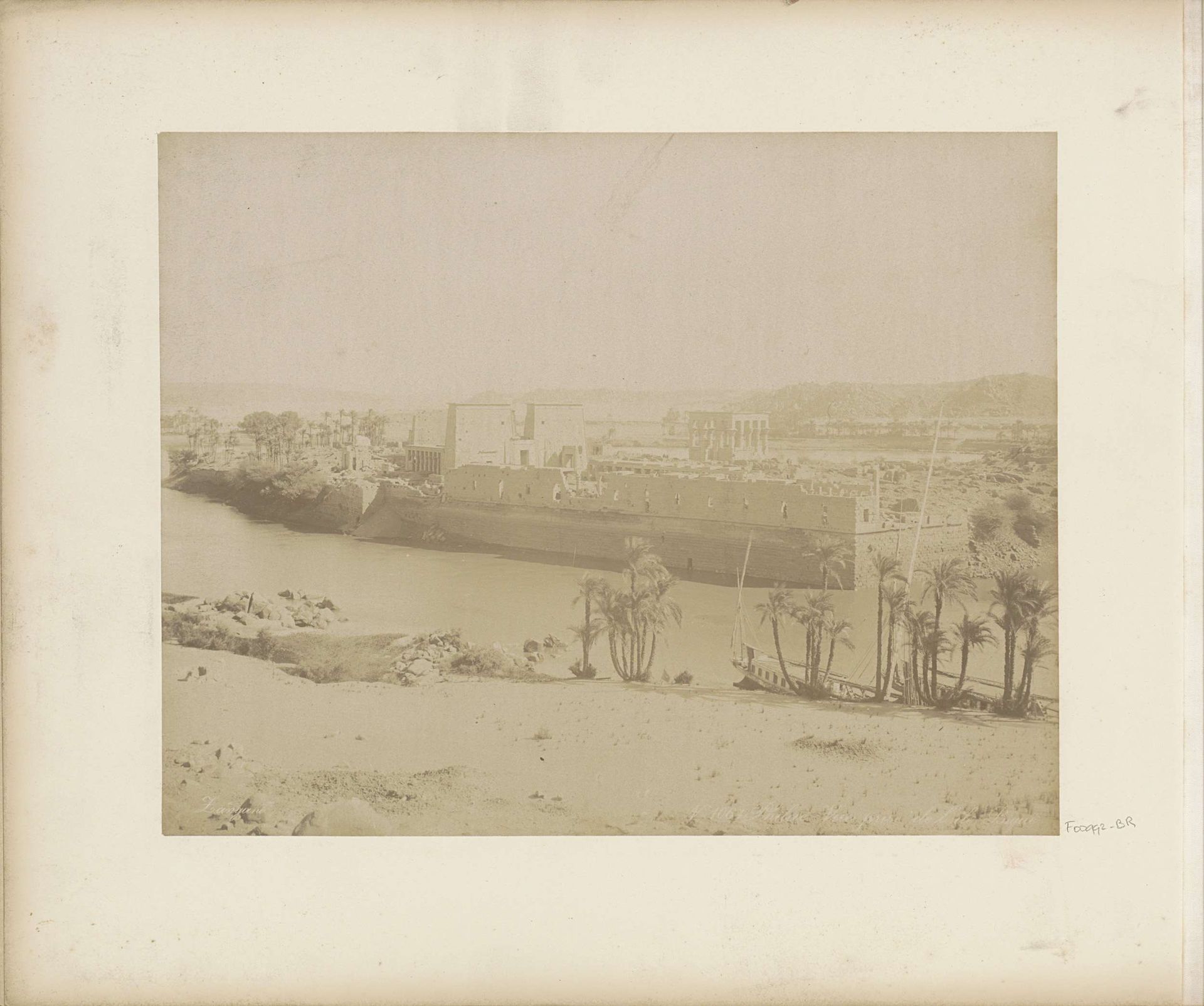 Gezicht op de tempels van het eiland Philae by C. & G. Zangaki
