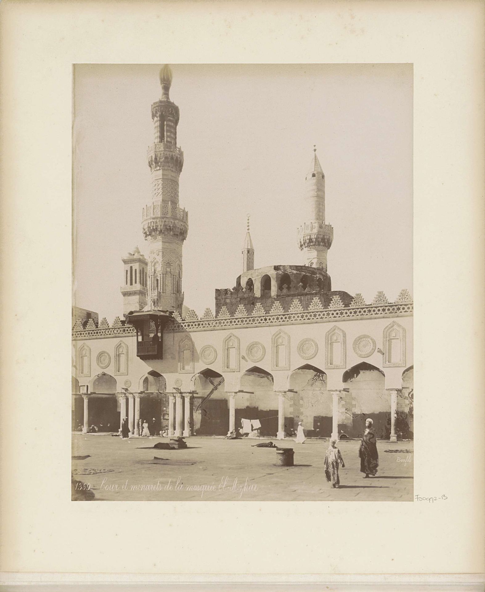 Binnenplaats en minaretten van de Al-Azhar-moskee in Caïro by Maison Bonfils