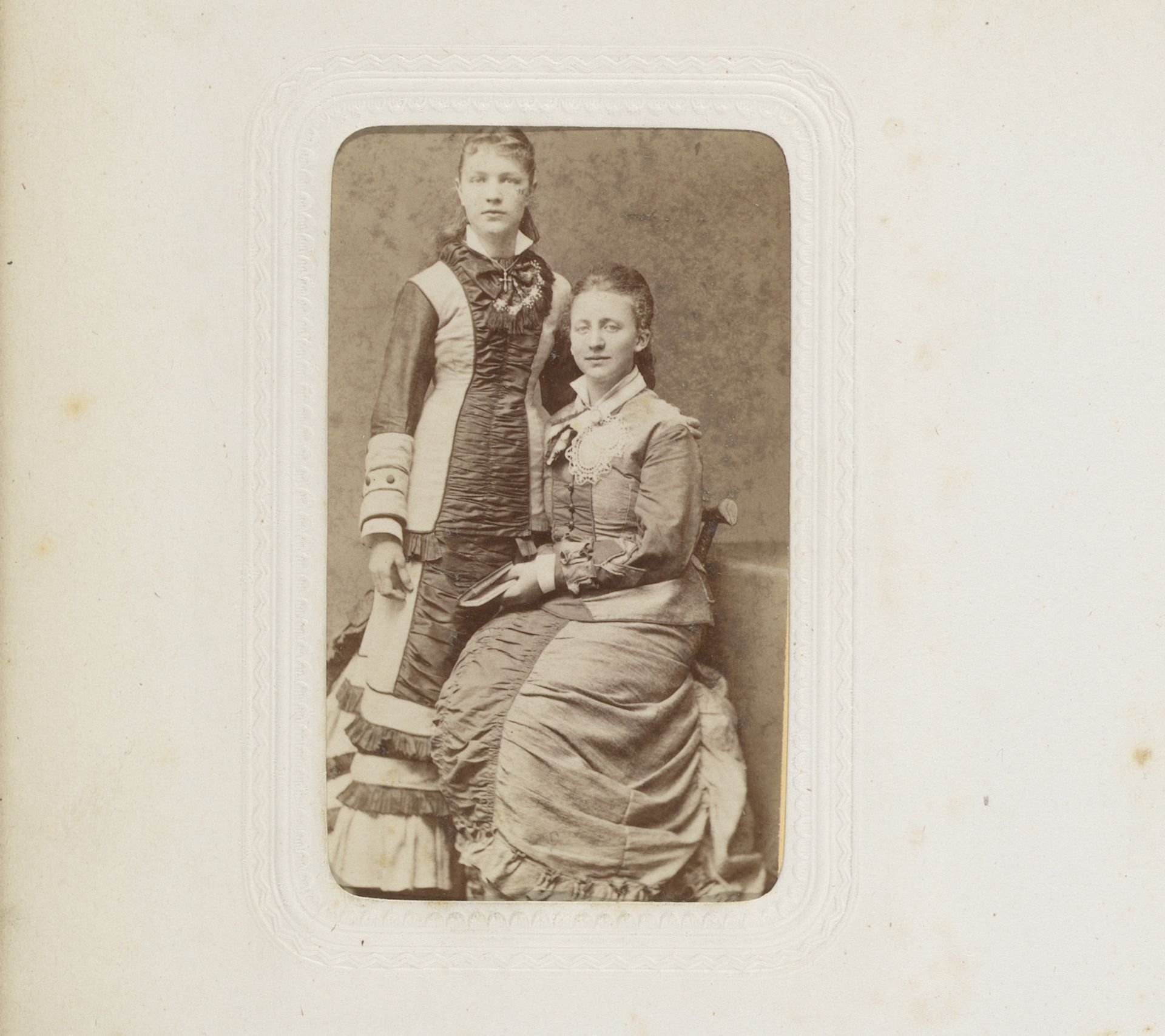 Portret van twee jonge vrouwen, waarvan één zittend op een stoel by Ernst Wolffram