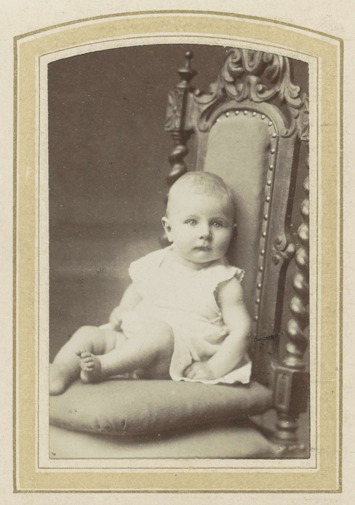 Portret van een baby op een stoel by Wegner & Mottu