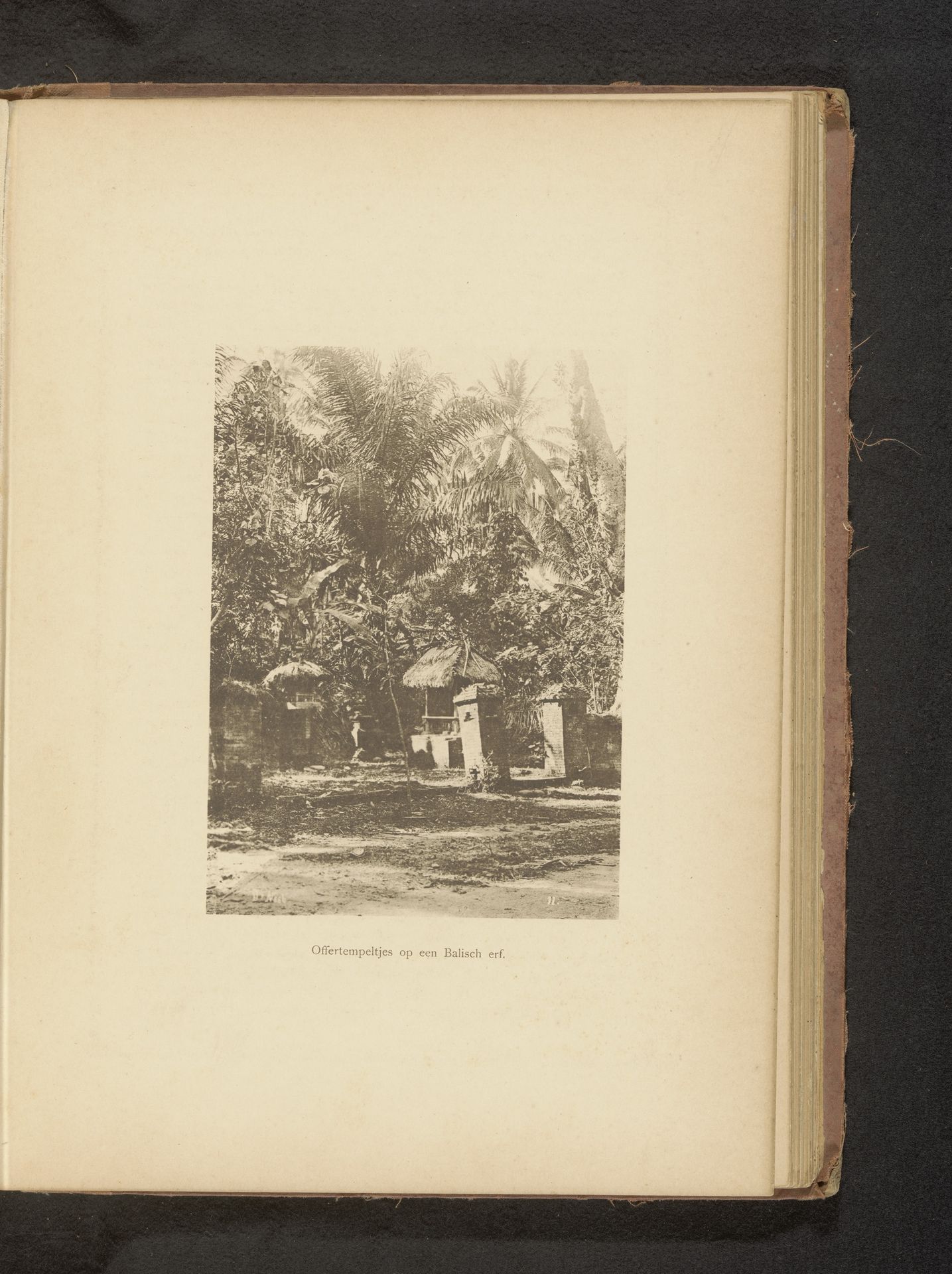 Gezicht op een offertempel in een bebost gebied by Christiaan Johan Neeb