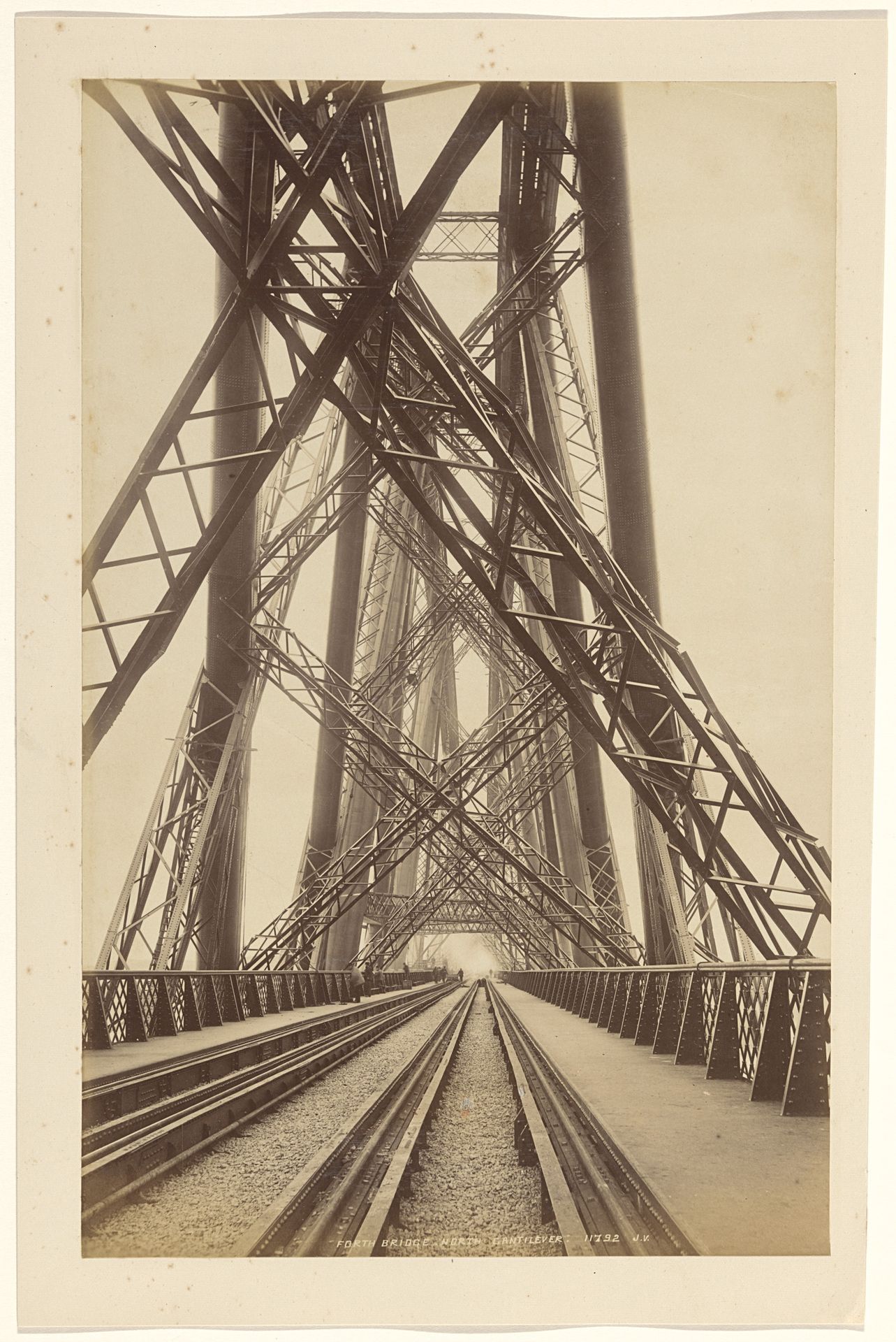 Forth Bridge over de Firth of Forth tussen North Queensferry en Queensferry, Schotland by Valentine & Sons