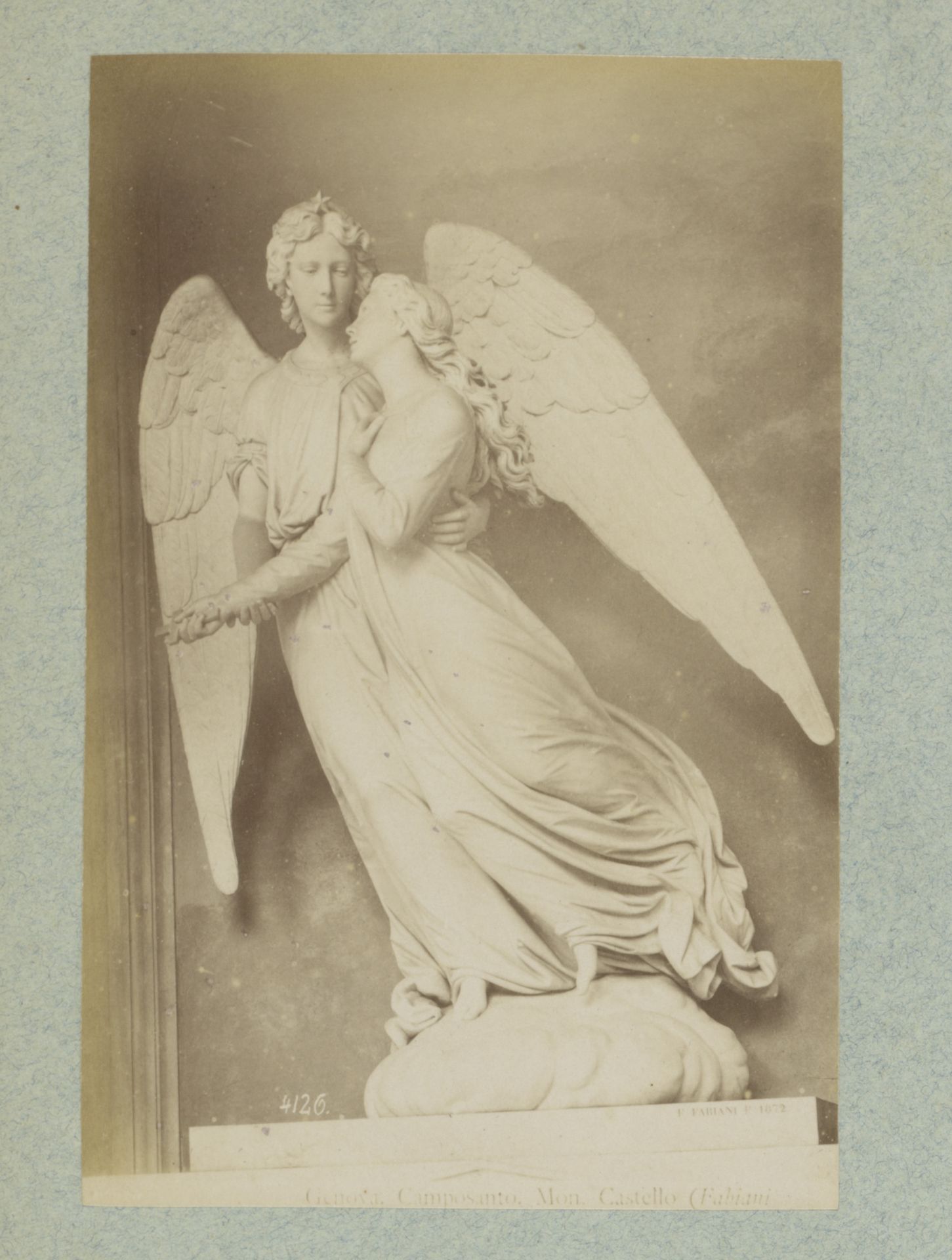 Sculptuur van engel en meisje naar Federico Fabiani op de begraafplaats van Staglieno te Genua, Italië by Anonymous