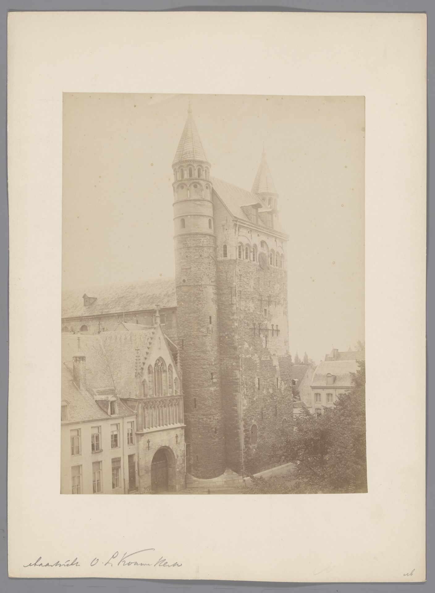 Toren van de Onze-Lieve-Vrouwebasiliek te Maastricht by anoniem (Monumentenzorg)