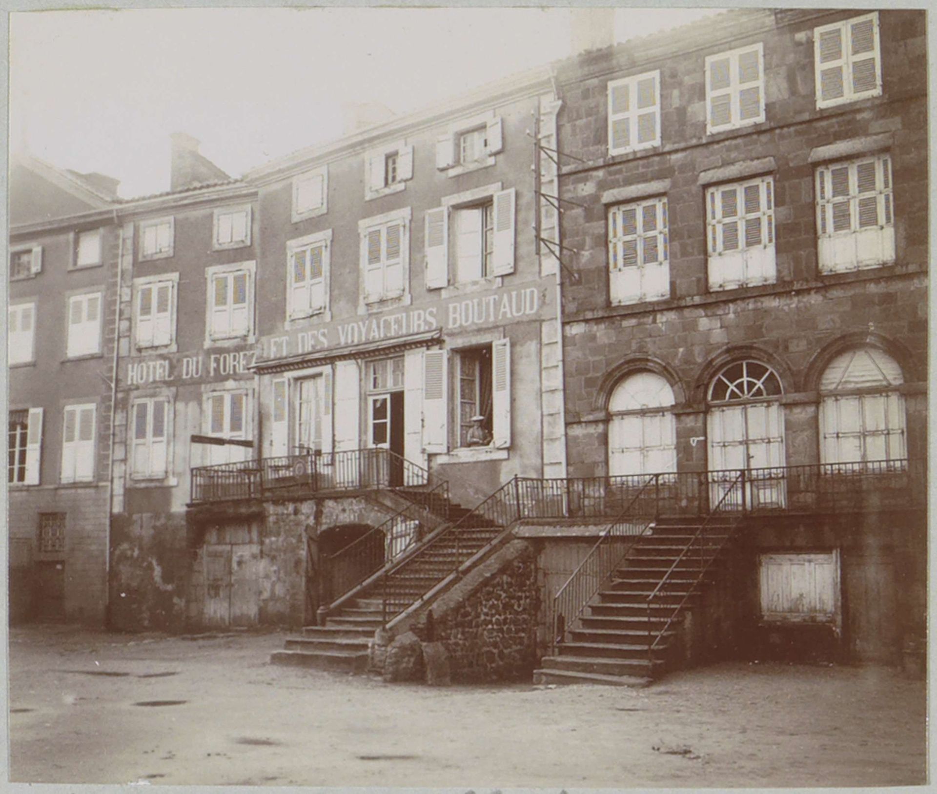 Voorgevel van Hotel du Forez et des Voyageurs Boutaud in Saint-Bonnet-le-Château by Delizy