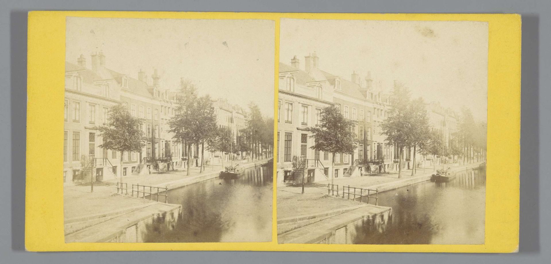 Gezicht op de Herengracht bij de Muiderstraat in Amsterdam by Pieter Oosterhuis
