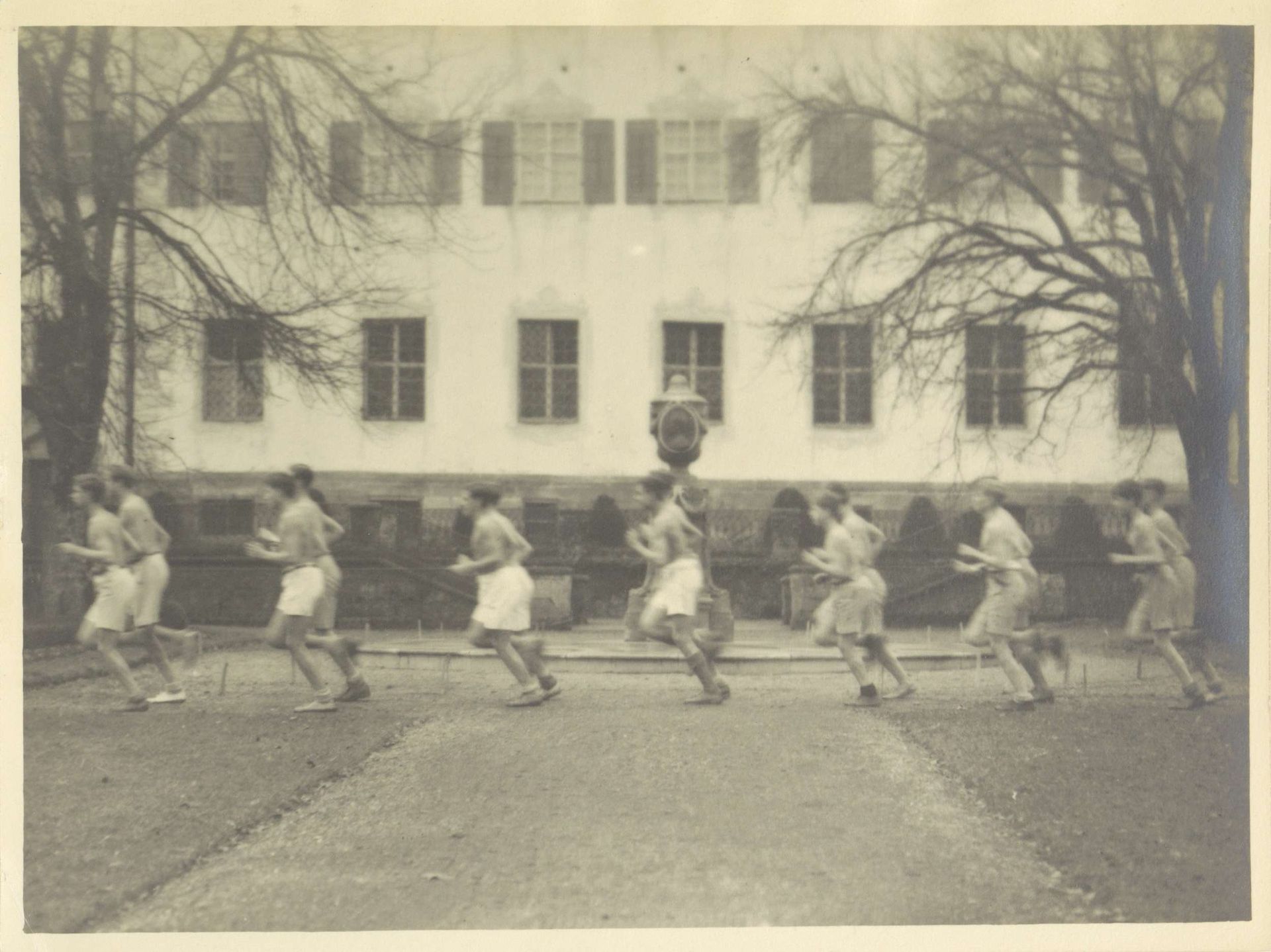 Leerlingen van Schule Schloss Salem tijdens hun ochtendloop by Anonymous