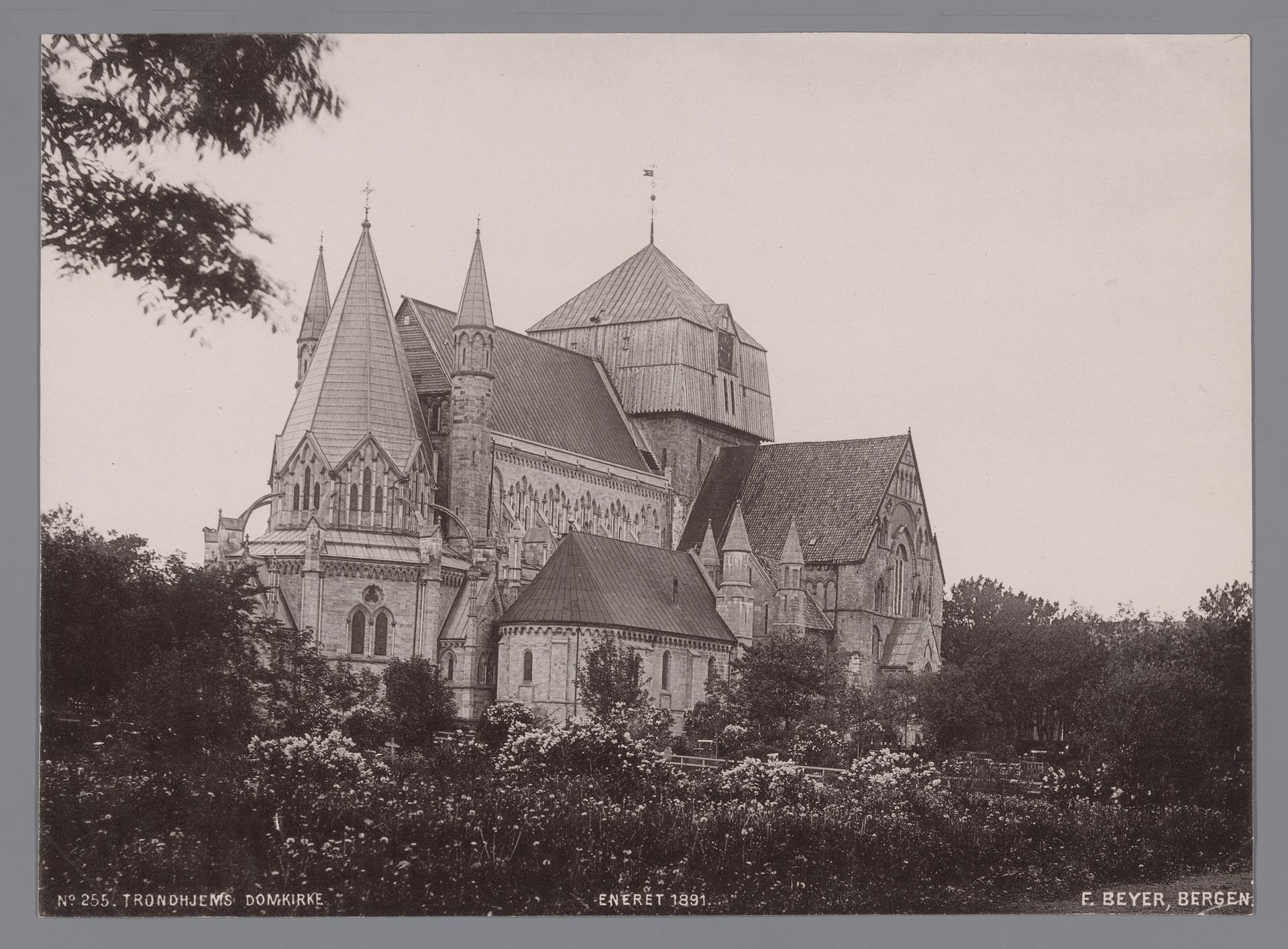 Gezicht op de Nidaros-domkerk in Trondheim by Anonymous
