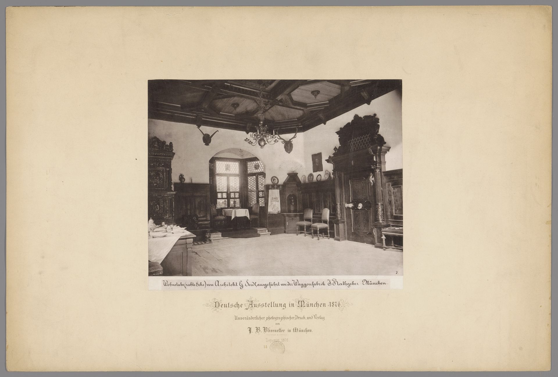 Opstelling van een door G. Seidl ontworpen woonkamer in het Bayerisches Nationalmuseum te München by Anonymous