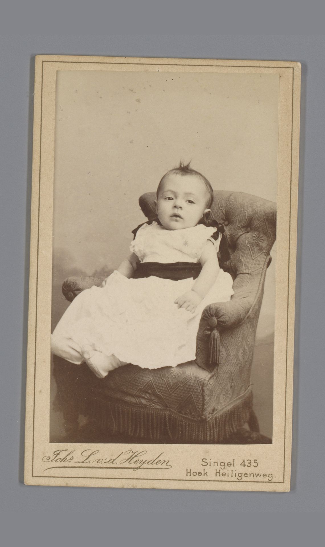 Portret van een onbekende baby in een stoel by Johannes Leonardus van der Heijden