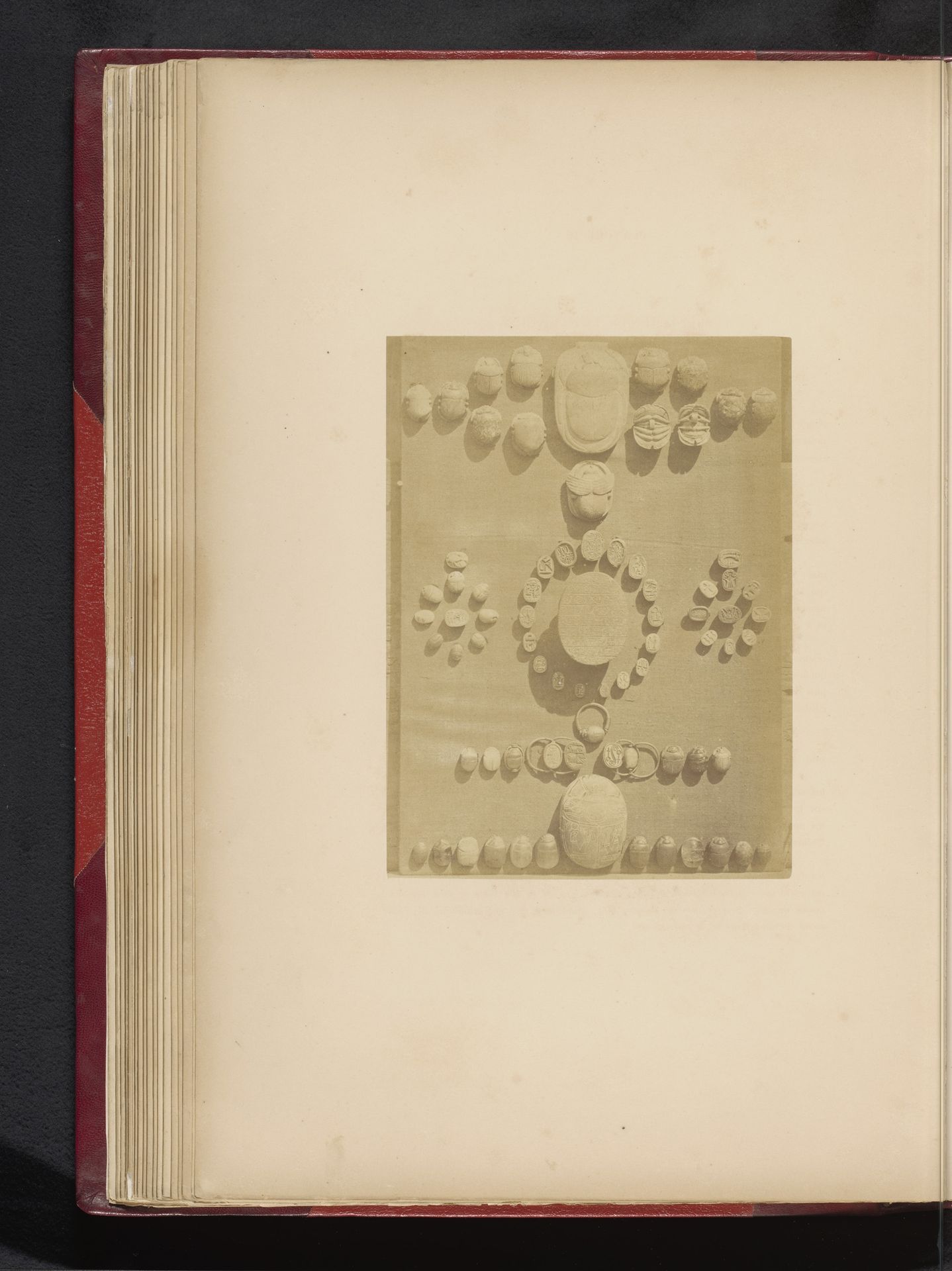 Drie groepen scarabeeën in het Boulaq Museum in Caïro, Egypte by Hippolyte Délié