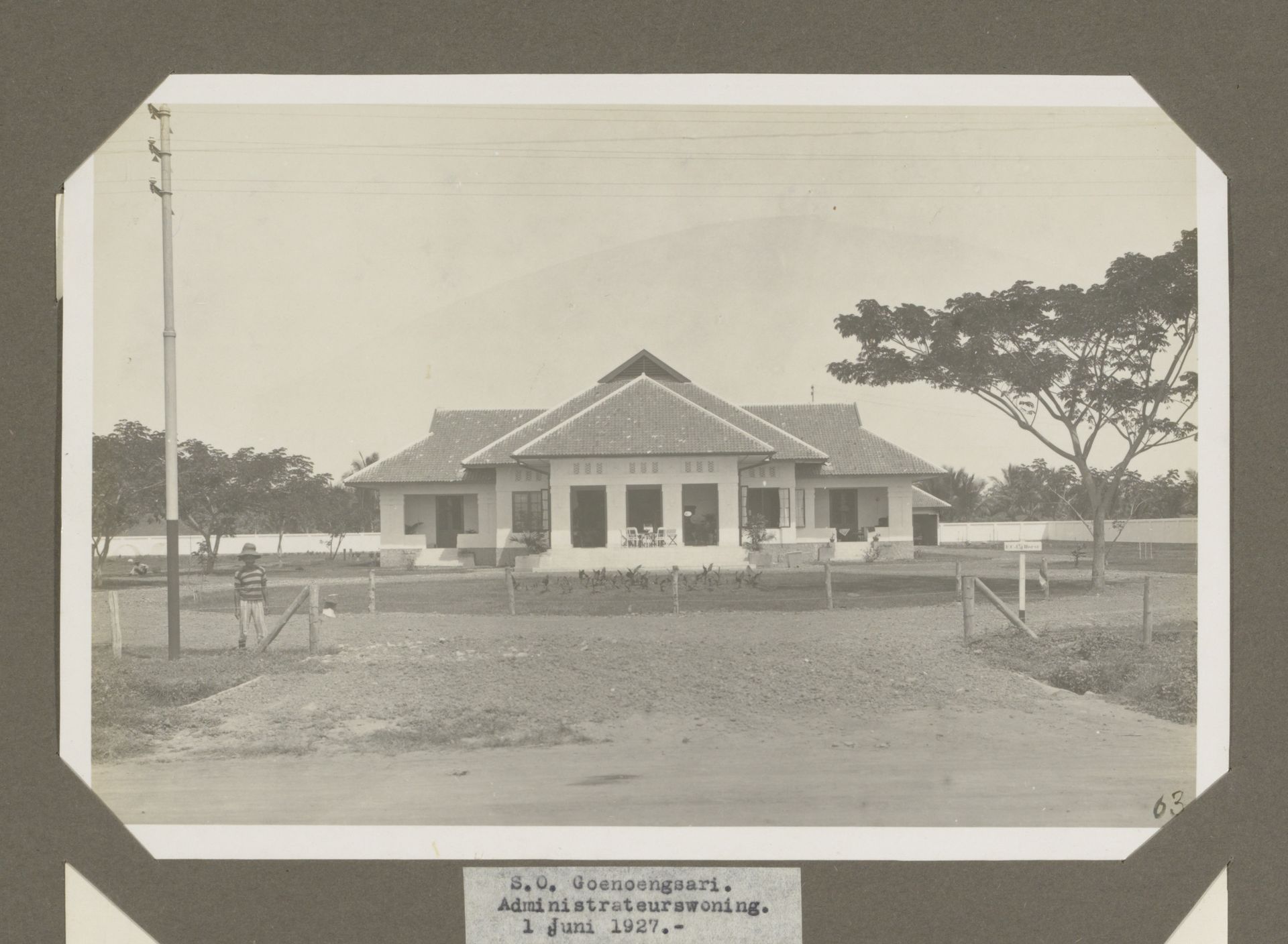 S.O. Goenoengsari. Administrateurswoning. 1 Juni 1927. by Anonymous