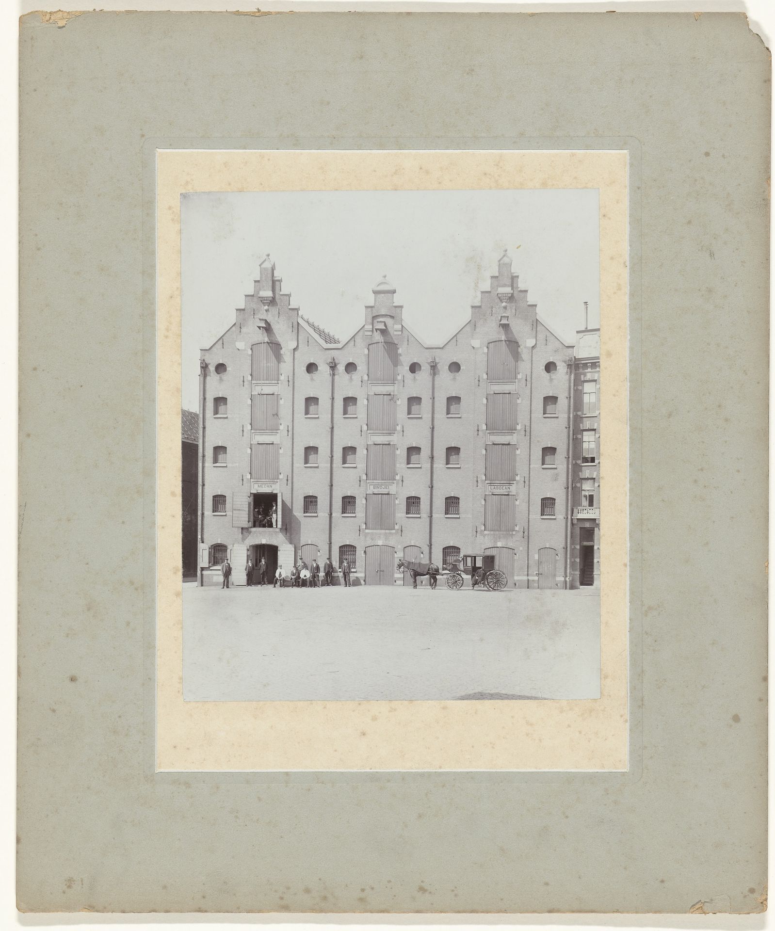 De pakhuizen Medan, Bindjeij en Laboean aan de Houtmankade in Amsterdam by Nicolaas Schuitvlot