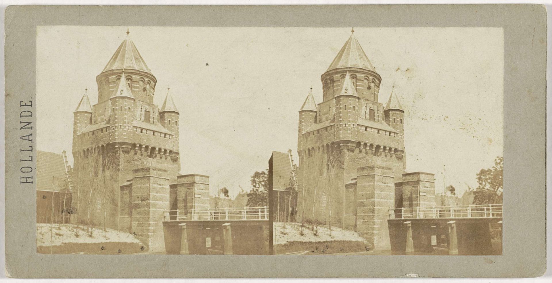 Gezicht op de Kleine Houtpoort in Haarlem, gezien vanaf de Kleine Houtweg by Charles-Henri Plaut
