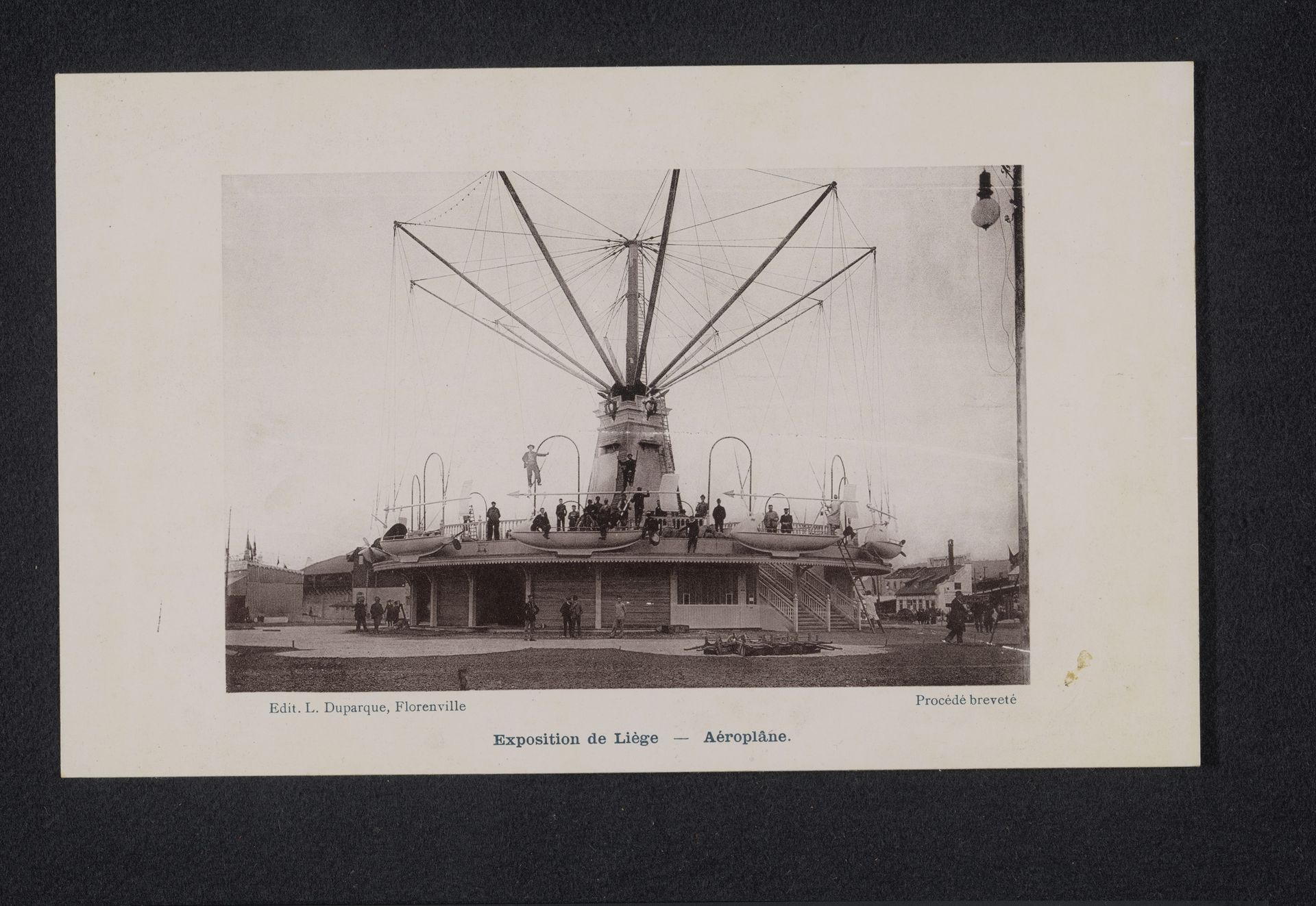 Gezicht op een zweefmolen met vliegtuigjes op de Wereldtentoonstelling van 1905 in Luik by Anonymous
