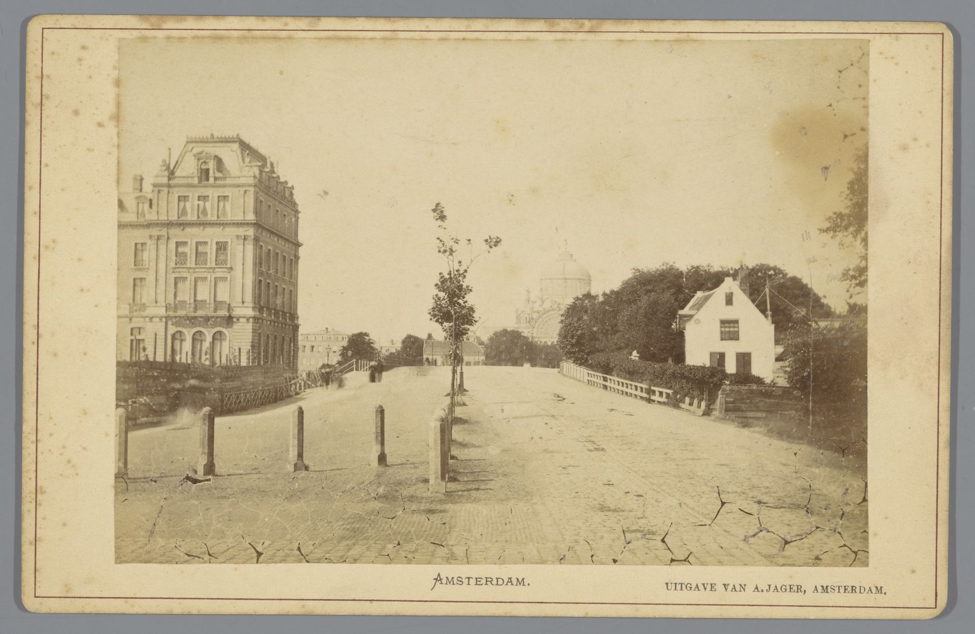 Gezicht op de Hogesluis in Amsterdam by Anonymous