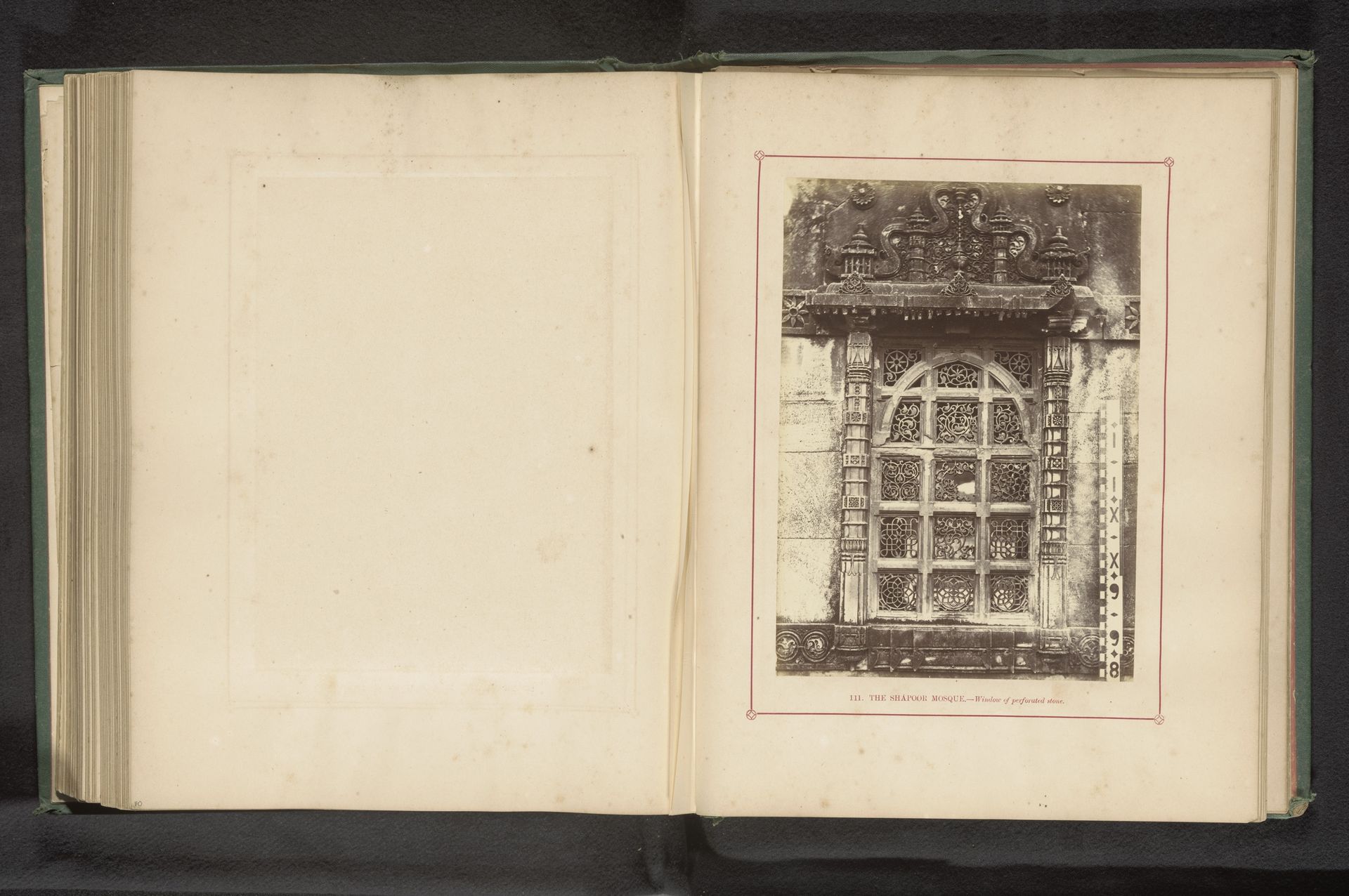 Raam van de Shapoor-moskee in Ahmedabad by Thomas Biggs