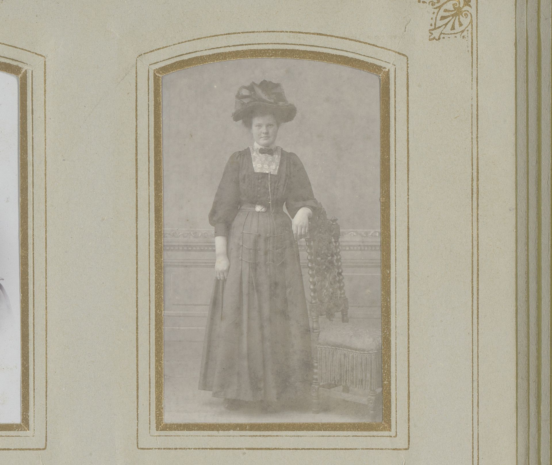 Portret van een jonge vrouw met hoed, staand bij een stoel by Atélier Siewers