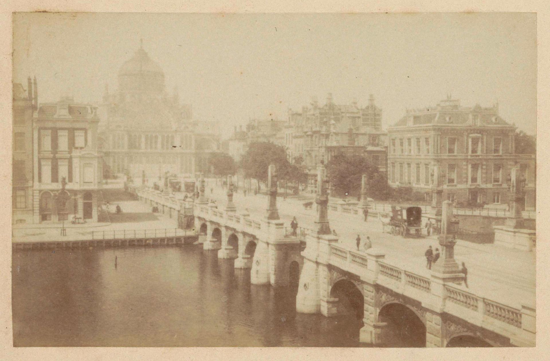 Gezicht op de Hogesluis aan de Amstel te Amsterdam by Andries Jager