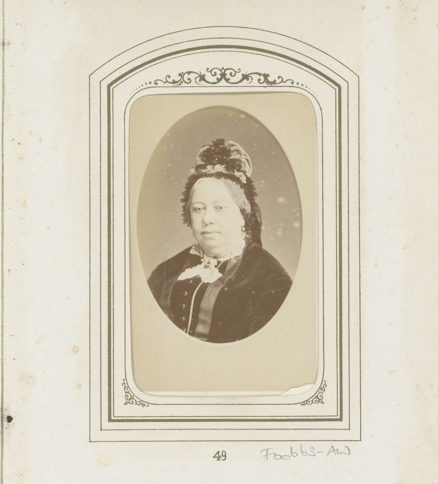 Portret van een vrouw met muts by Ghémar Frères