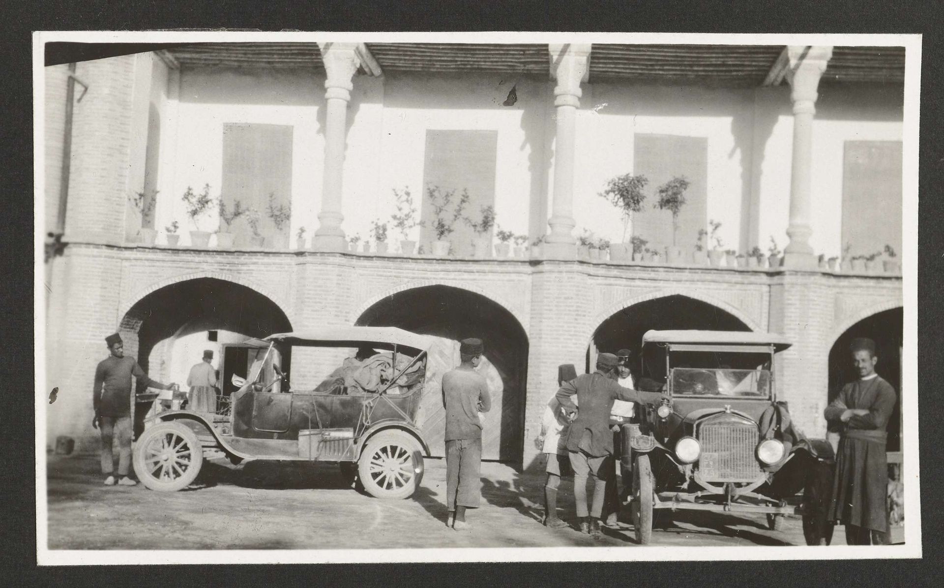 Binnenplaats van het Grand Hotel, Kashvin, Perzië by A.G.A. van Eelde