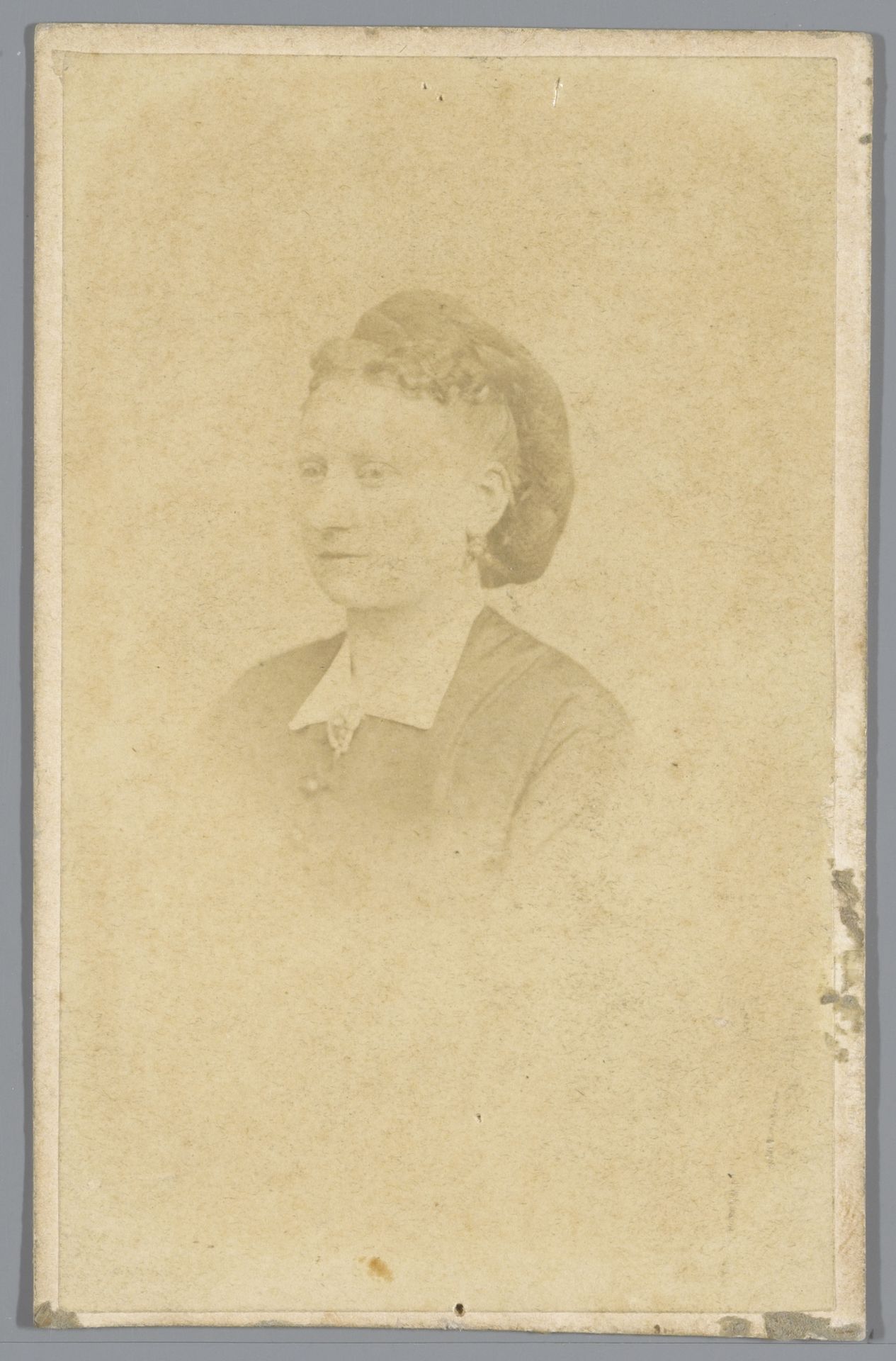 Portret van een onbekende vrouw by Dechamps et Cie.