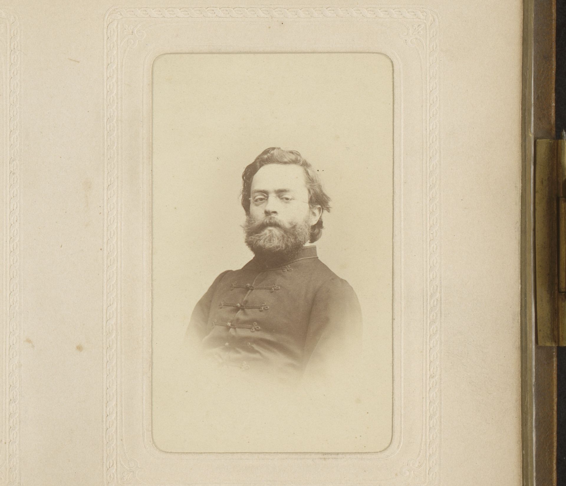 Portret van een man met snor, baard en bril by A. Stretti