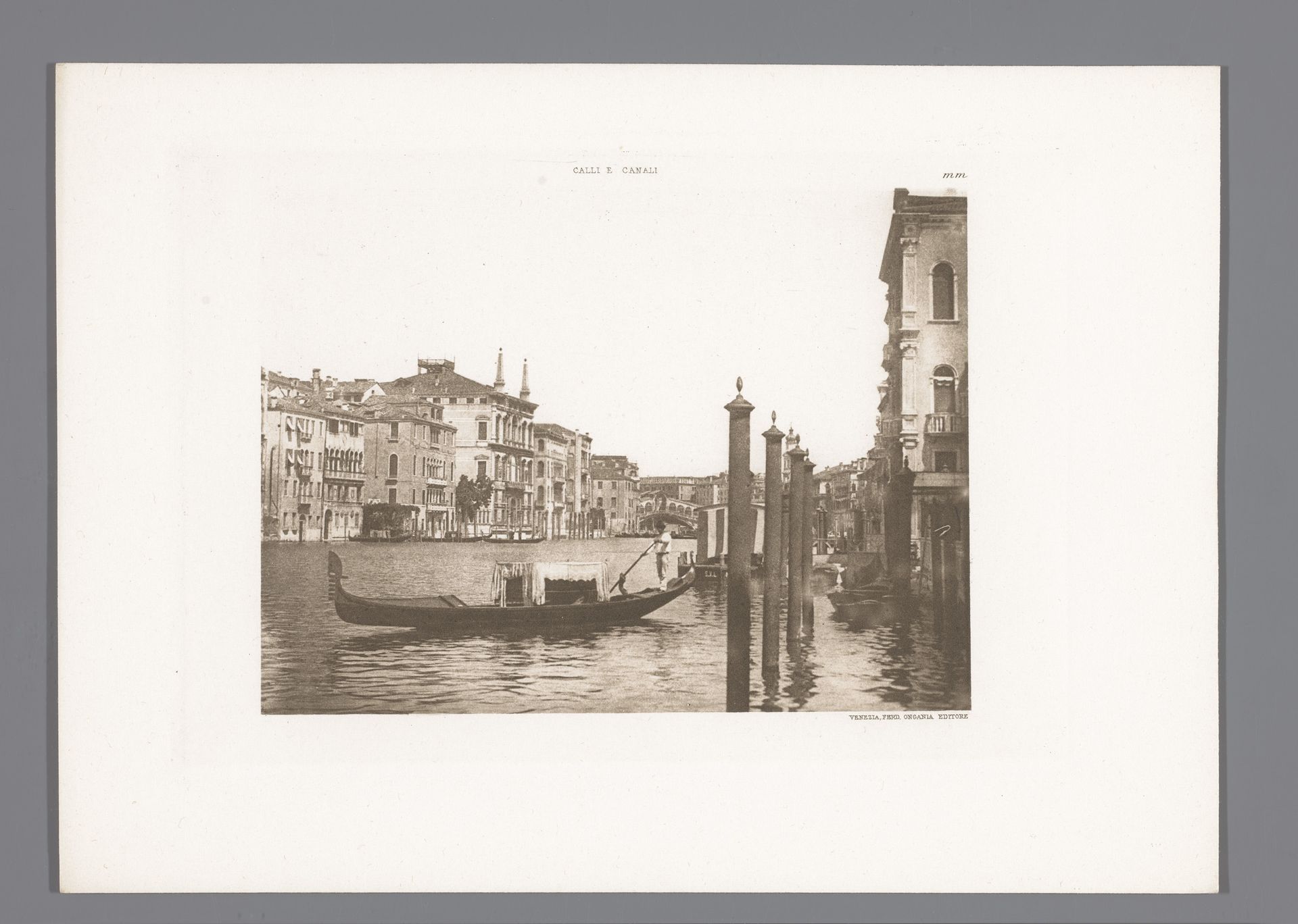 Gezicht op het Canal Grande in Venetië met een gondel by Anonymous