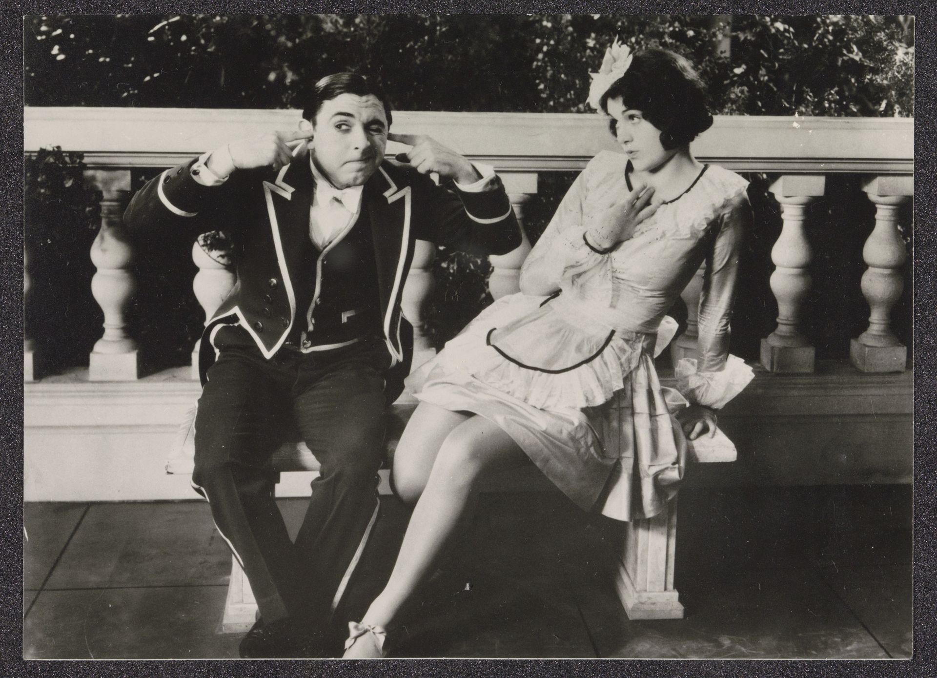 Still uit de film The Love Parade met acteurs Maurice Chevalier en Jeanette MacDonald by Anonymous