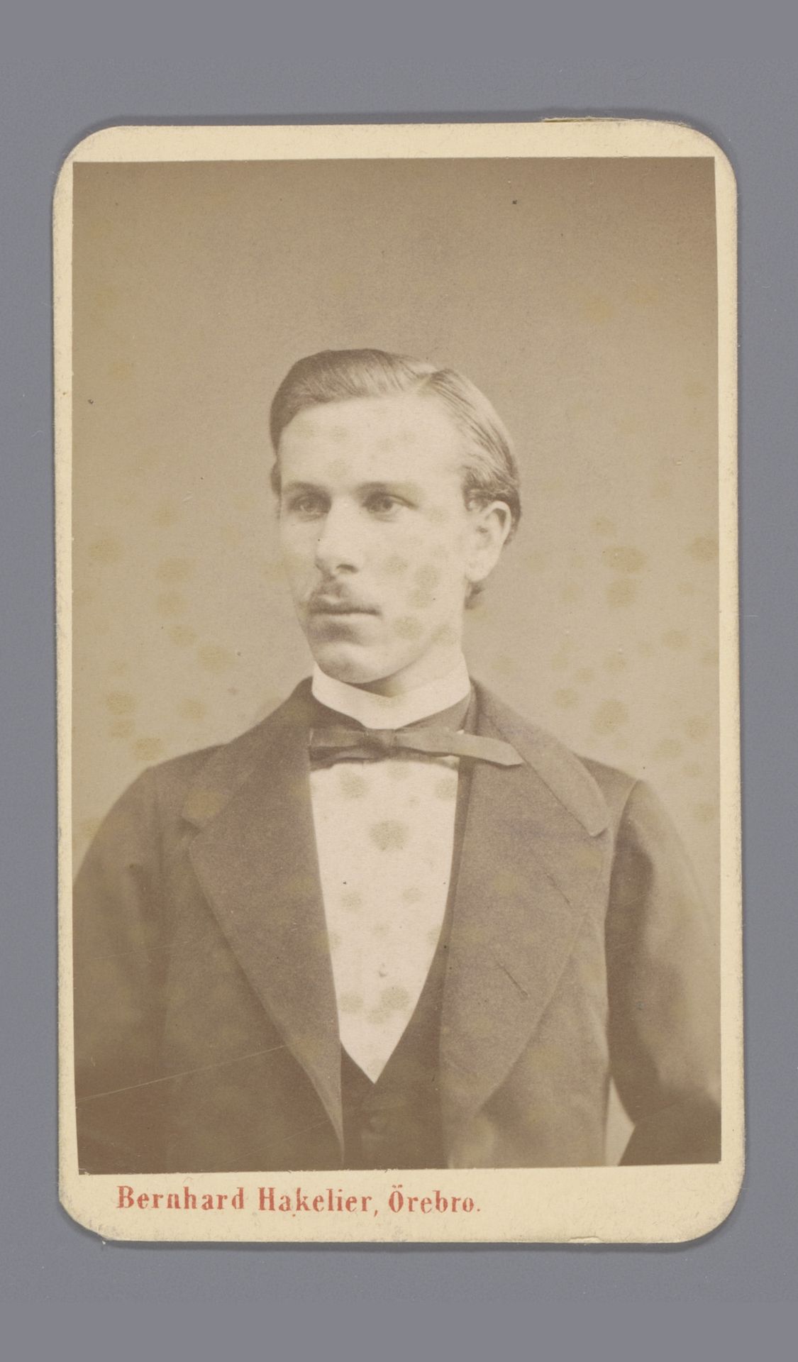 Portret van een onbekende jongeman by Bernhard Hakelier