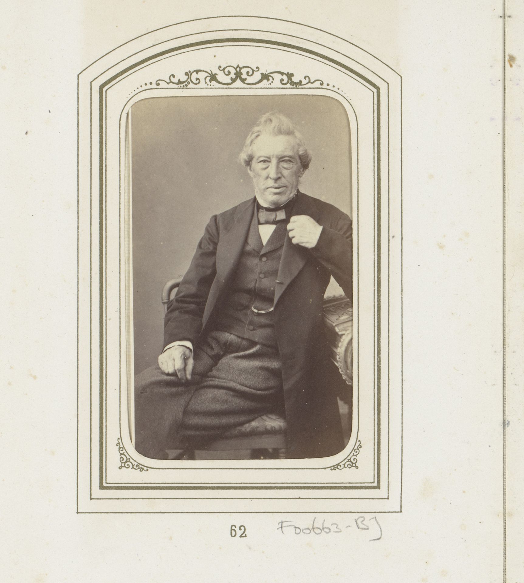 Portret van een zittende man by Franz Wilhelm Deutmann