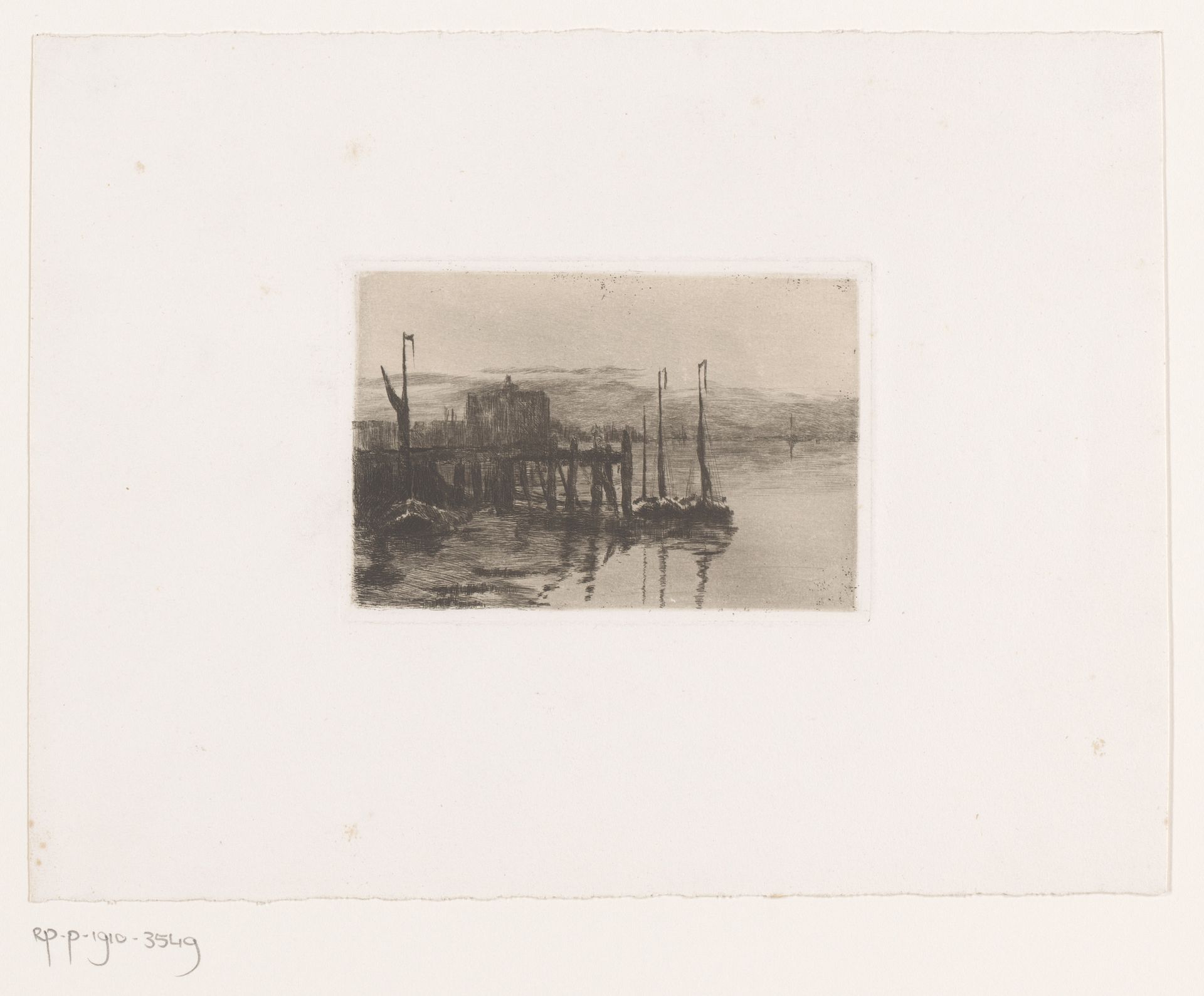 Drie zeilboten bij een pier aan de kust by Jules Guiette
