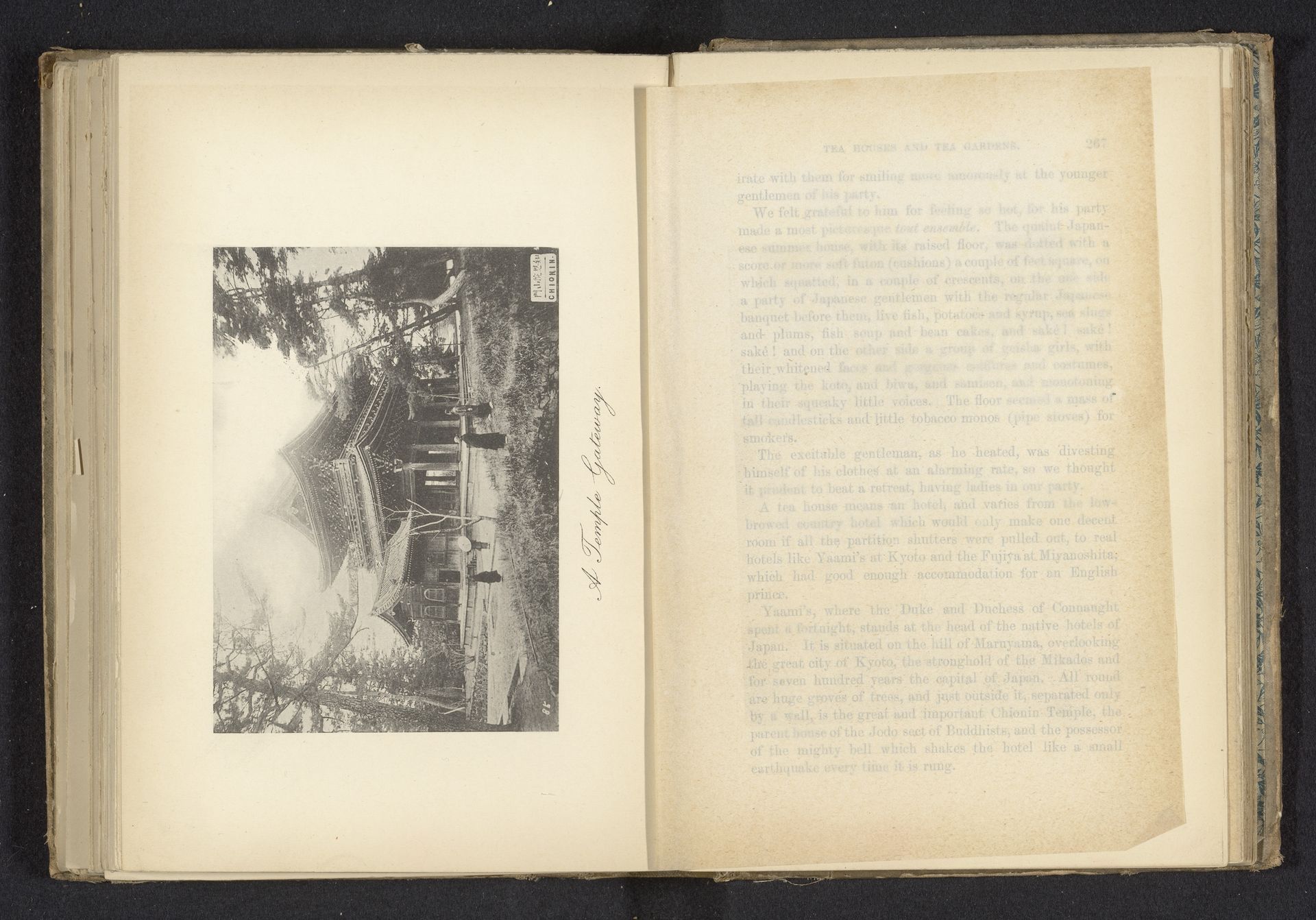 Gezicht op een tempel in Japan by Douglas Sladen