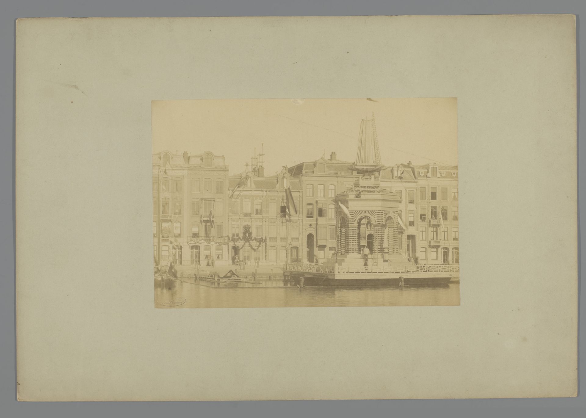 Aprilfeesten 1887: het versierde Rokin by Albert Greiner