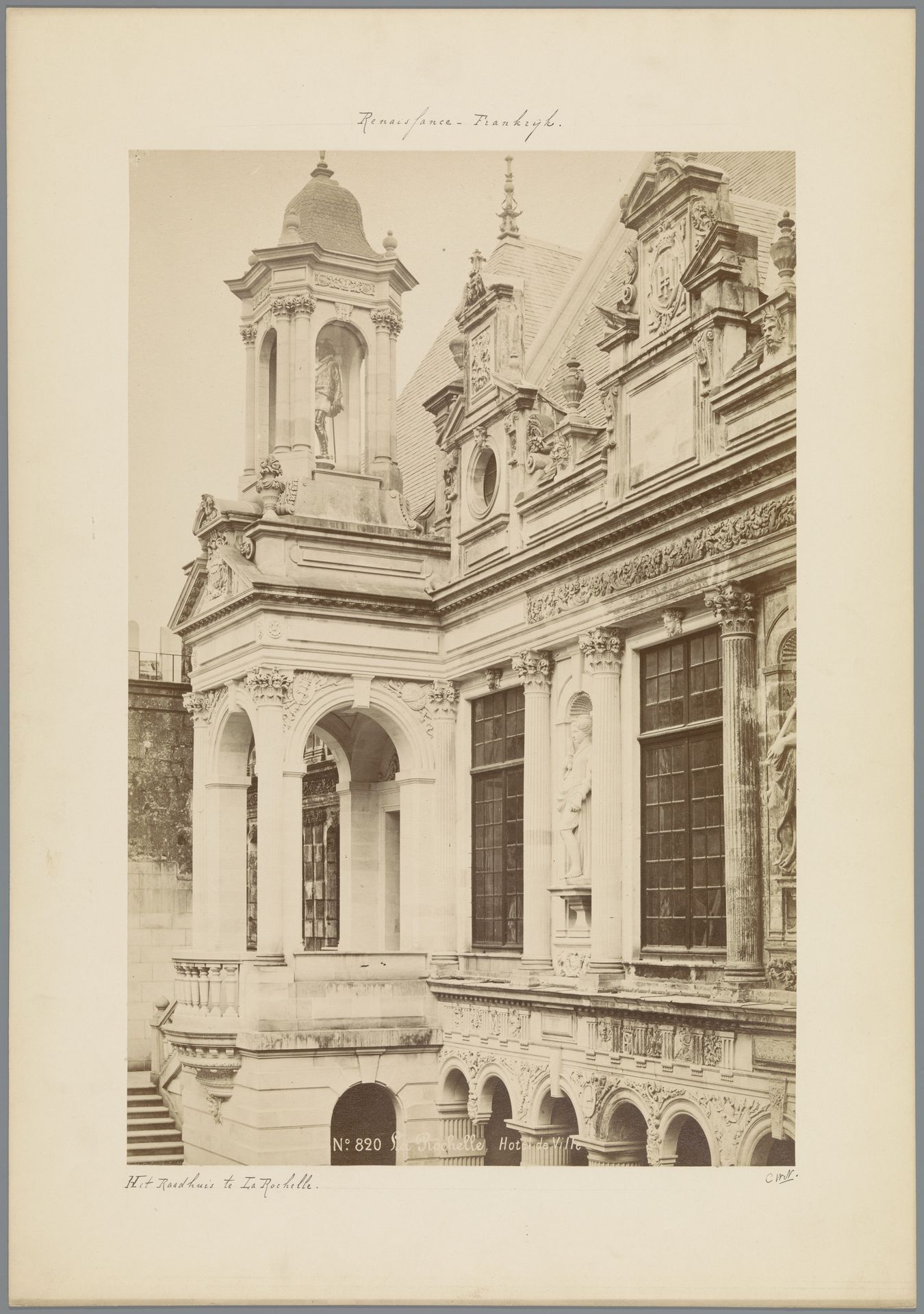 Toegangsportaal van het stadhuis van La Rochelle, gezien vanaf de zijkant by Médéric Mieusement