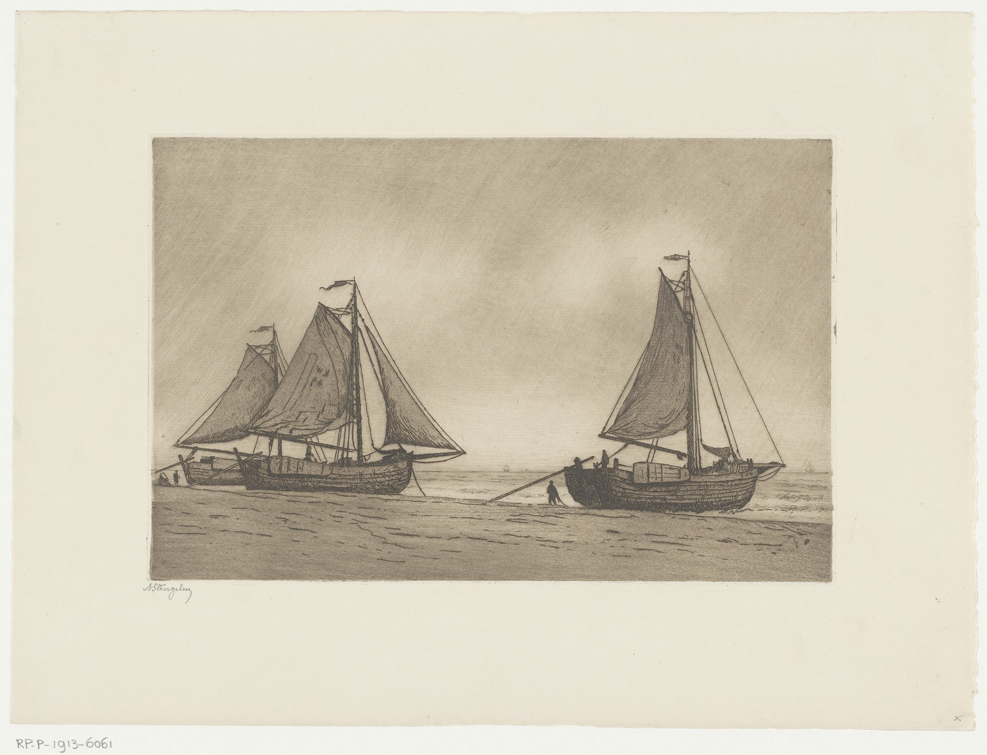 Gezicht op het strand van Katwijk met drie vissersboten aan de kustlijn by Alphonse Stengelin