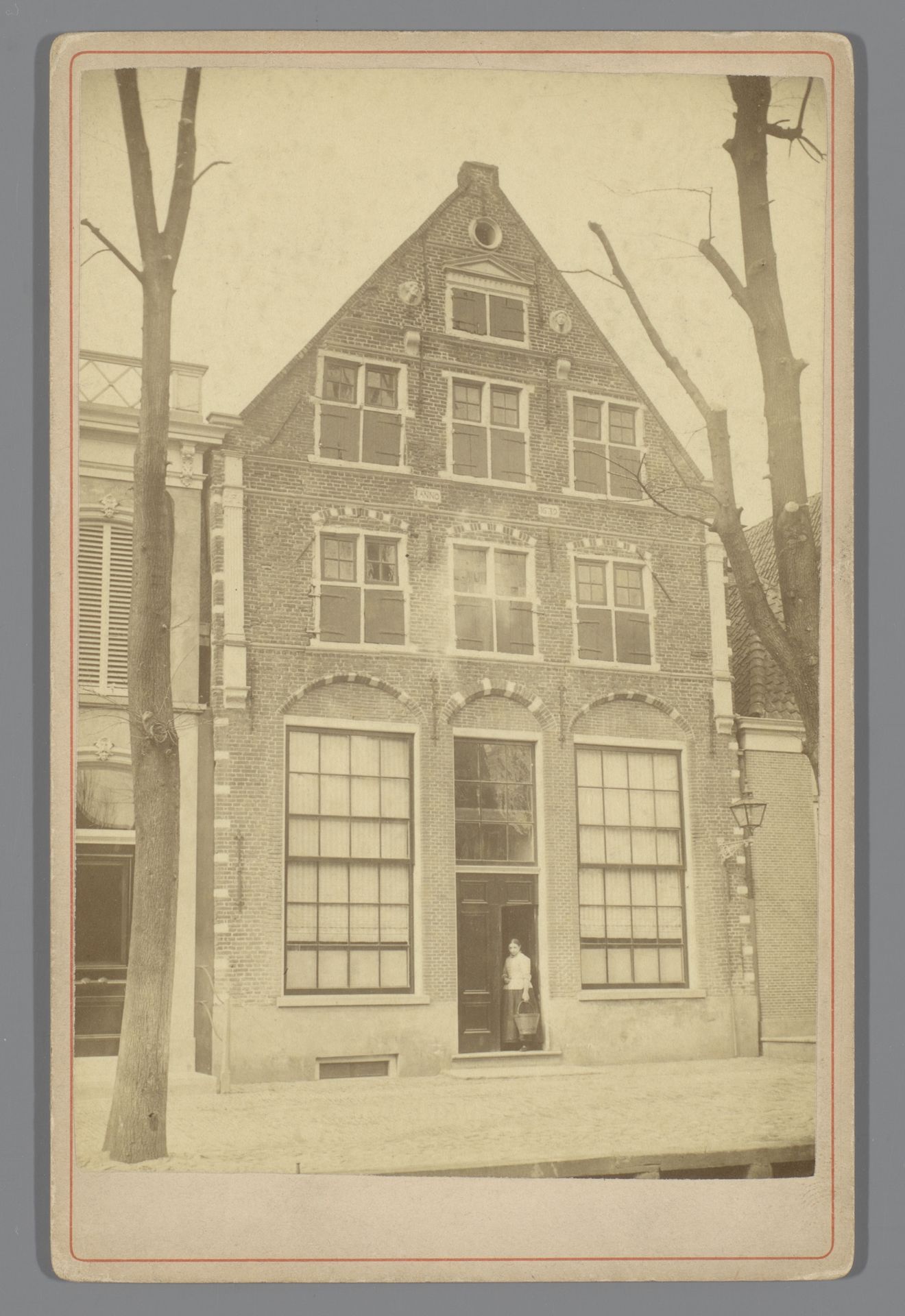 Gezicht op een huis in Edam by Pieter Siewers