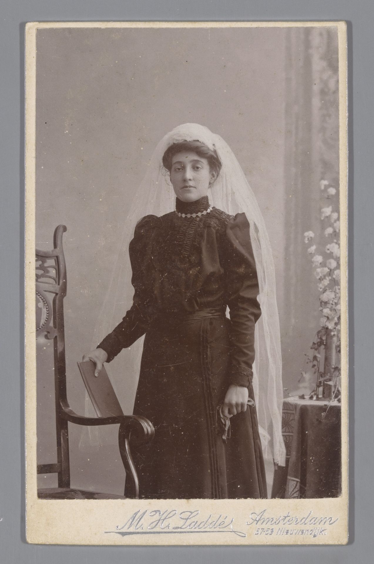 Portret van een onbekende vrouw die vermoedelijk communie doet by Machiel Hendricus Laddé
