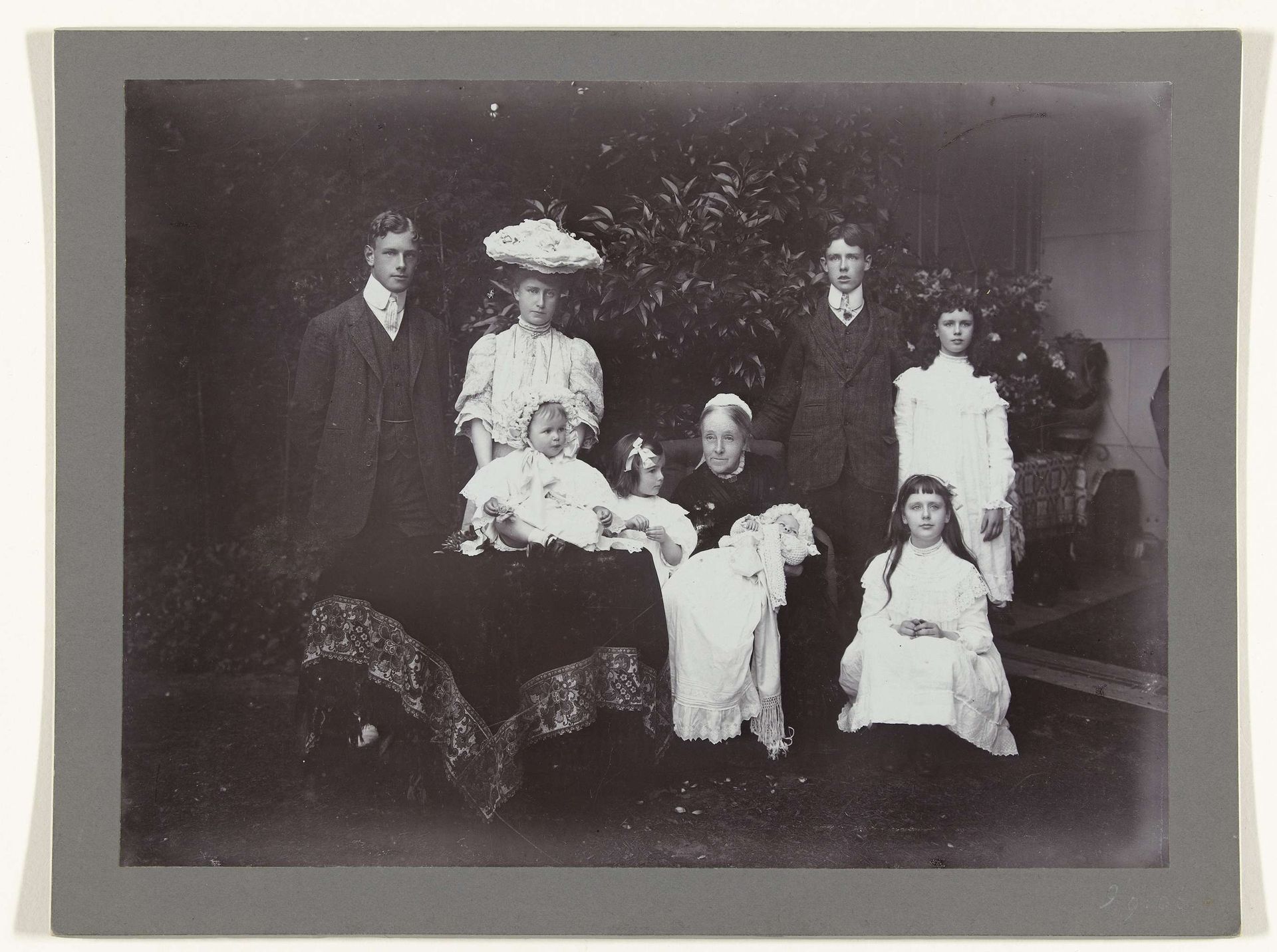 Groepsportret van negen personen, onder wie Aletta Cornelia Anna Voombergh (1828-1913), de moeder van de fotograaf by Henry Pauw van Wieldrecht