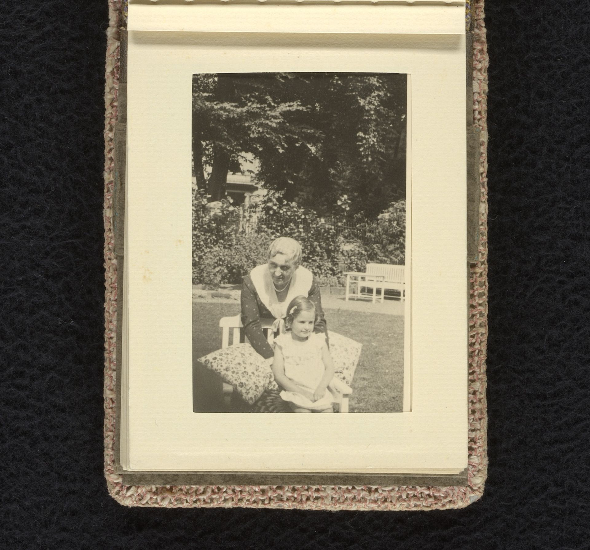 Isabel Wachenheimer in de tuin met een onbekende vrouw, juni - augustus 1933, Hamburg by familie Wachenheimer