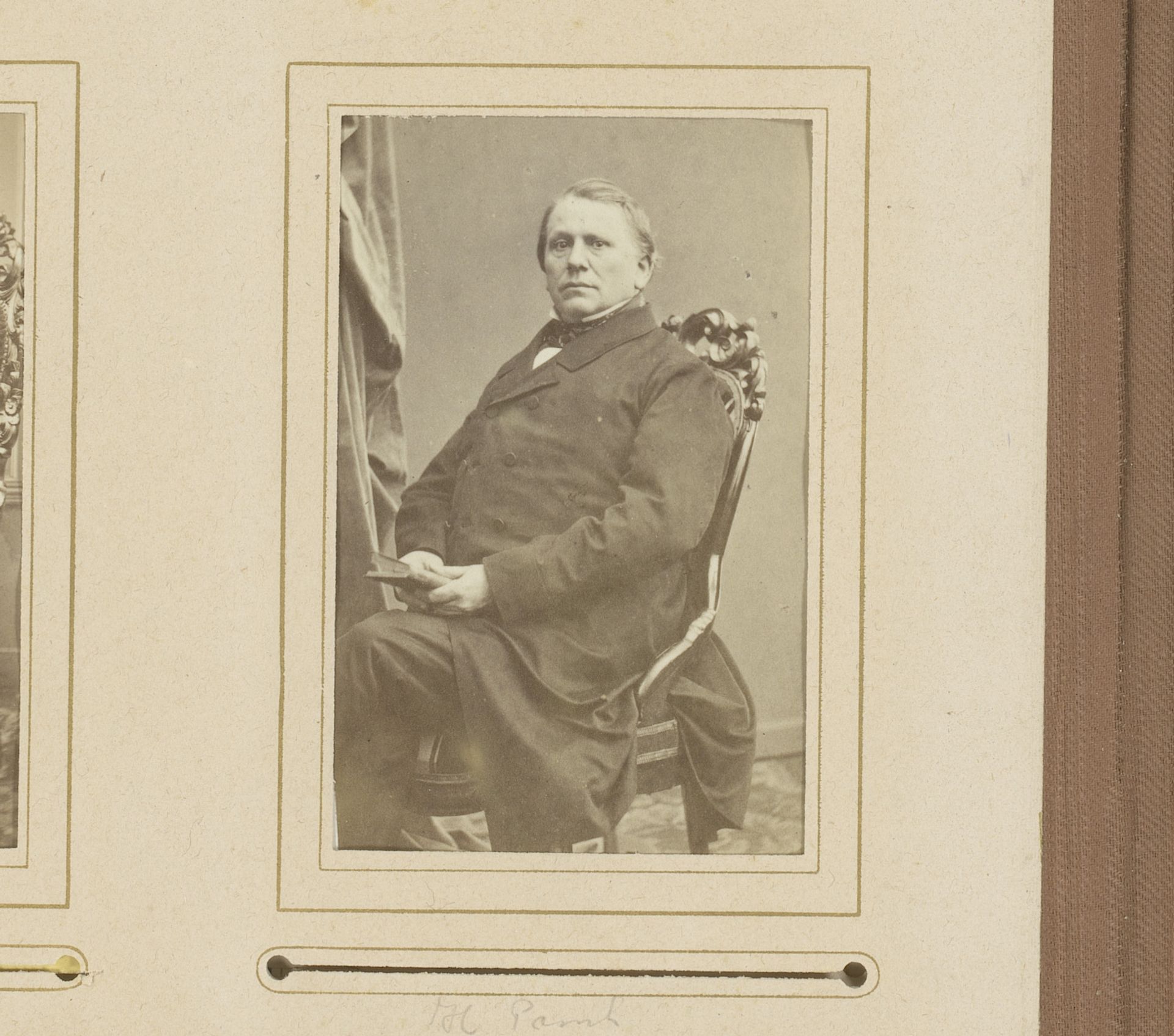 Portret van een zittende man met boek by Henri Pronk